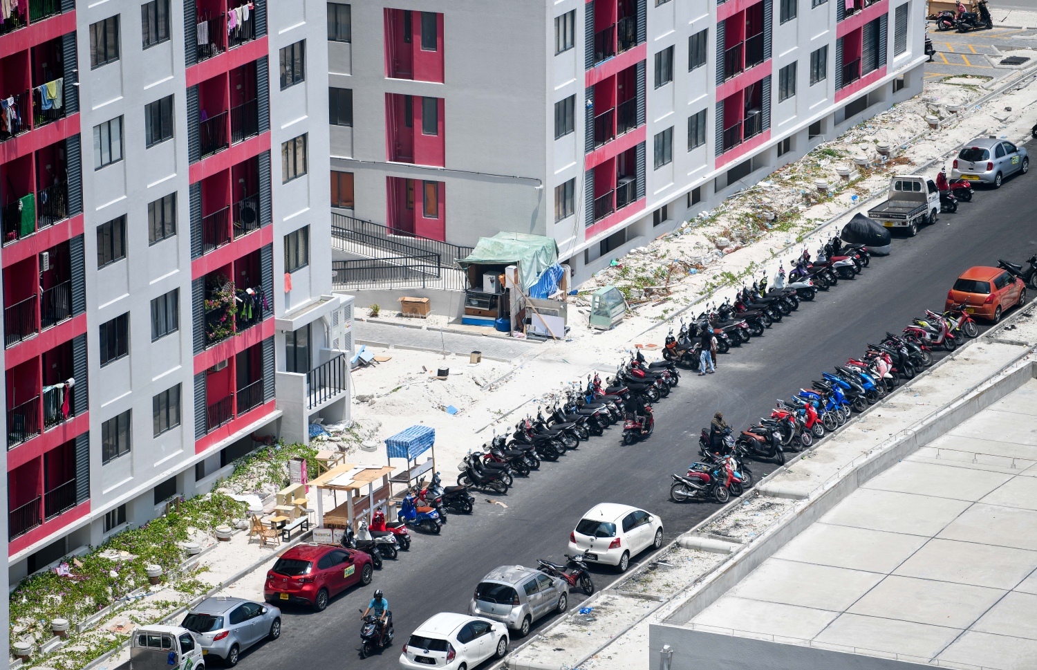 ހިޔާގައި މީހުން ދިރިއުޅެން ފެށުމާ އެކު ދިމާވި އެންމެ ބޮޑު މައްސަލައަކީ ޕާކު ކުރުމުގެ މައްސަލަ އާއި މަގުތައް އޮތް ގޮތުގެ ޝަކުވާ. އެކަމަކު ފްލެޓްތައް ހިމެނޭ ސަރަހައްދުގެ މަގުތަކުގައި ތާޅު އަޅައި، މިދިޔަ ހަަފުތާގައި ވަނީ ހުޅުވާލައިފައި. ޕާކް ކުރާނެ ވަކި ޖާގަތަކެއް ހަދާފައި ހުއްޓަސް، ގިނަ ވެހިކަލްތައް ޕާކް ކުރަނީ މަގުގެ އަރިމަތީގައި.