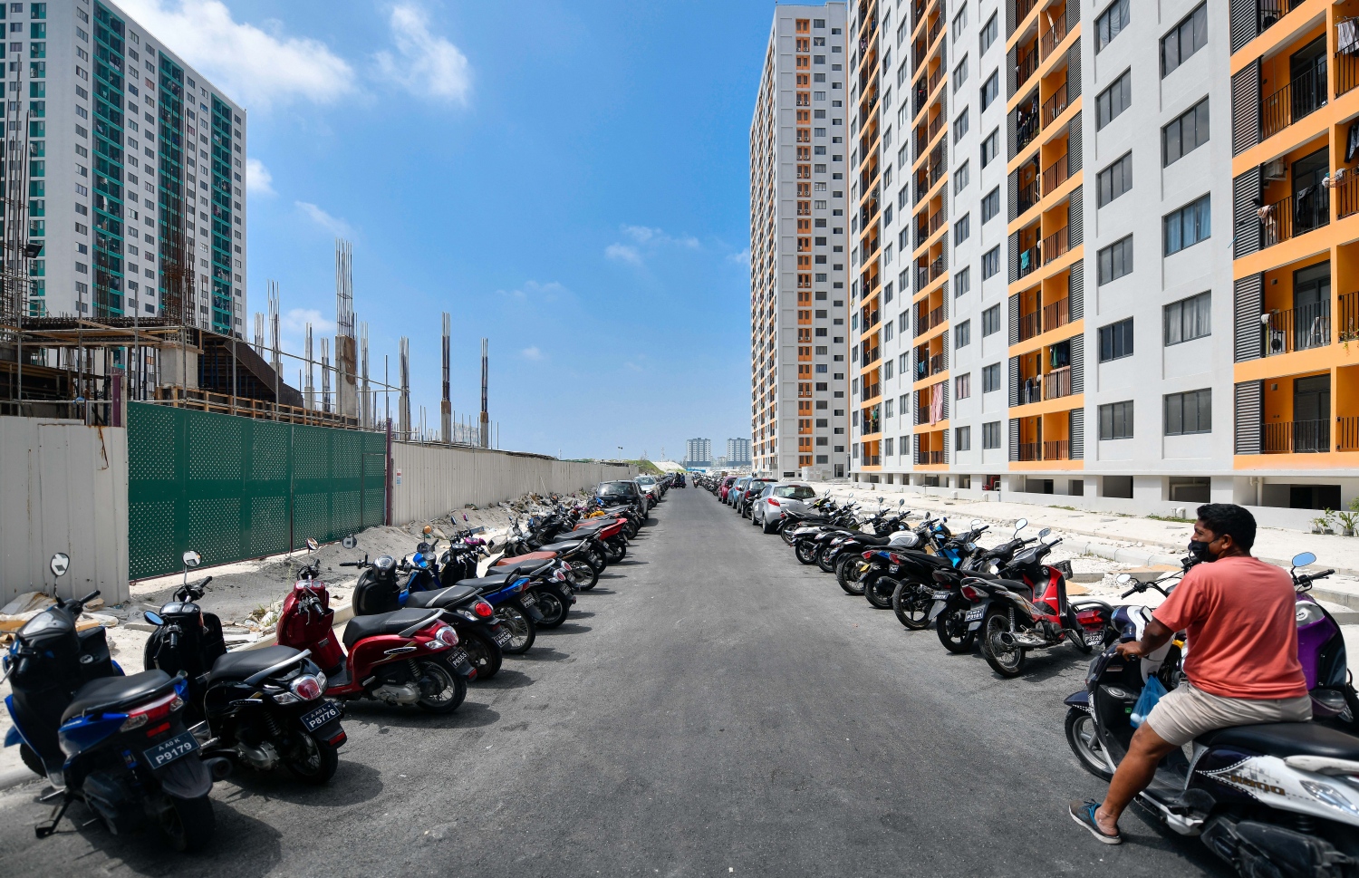 ދެ ފުރޮޅުލީ އުޅަނދުތައް ޕާކް ކުރުމަށް ކޮންމެ ފްލެޓެއްގައި ވެސް ހާއްސަ ޕާކިން ޒޯނެއް ހުރޭ. އަދި ފްލެޓްތައް ކައިރީގަ އާއި ފްލެޓްތަކުގެ ބޭސްމެންޓްގައި ވެސް ވެސް ސައިކަލްތައް ޕާކްކުރާނެ ތަންތަން ހަދާފައި ހުރޭ. އެކަމަކު މަގުތައް ހުޅުވާލުމާ އެކު އެ ތަންތަނުގެ ބޭނުން މަދު ބަޔަކު ނޫނީ ނުކުރޭ. މިއީ އެޗް1 އައި އެޗް 2 އާ ދިމާލުގައި ޕާކްކޮށްފައި ހުރި ސައިކަލްތަކެއް. ގިނަ ސައިކަލްތައް މިހާރު ޕާކް ކުރަނީ މަގުމަތީގައި. ހިޔާ ފްލެޓަށް ހާއްސަ ގިނަ ޕާކިން ޒޯންތައް މިހާރު ފެންނަނީ ހުސްކޮށް.