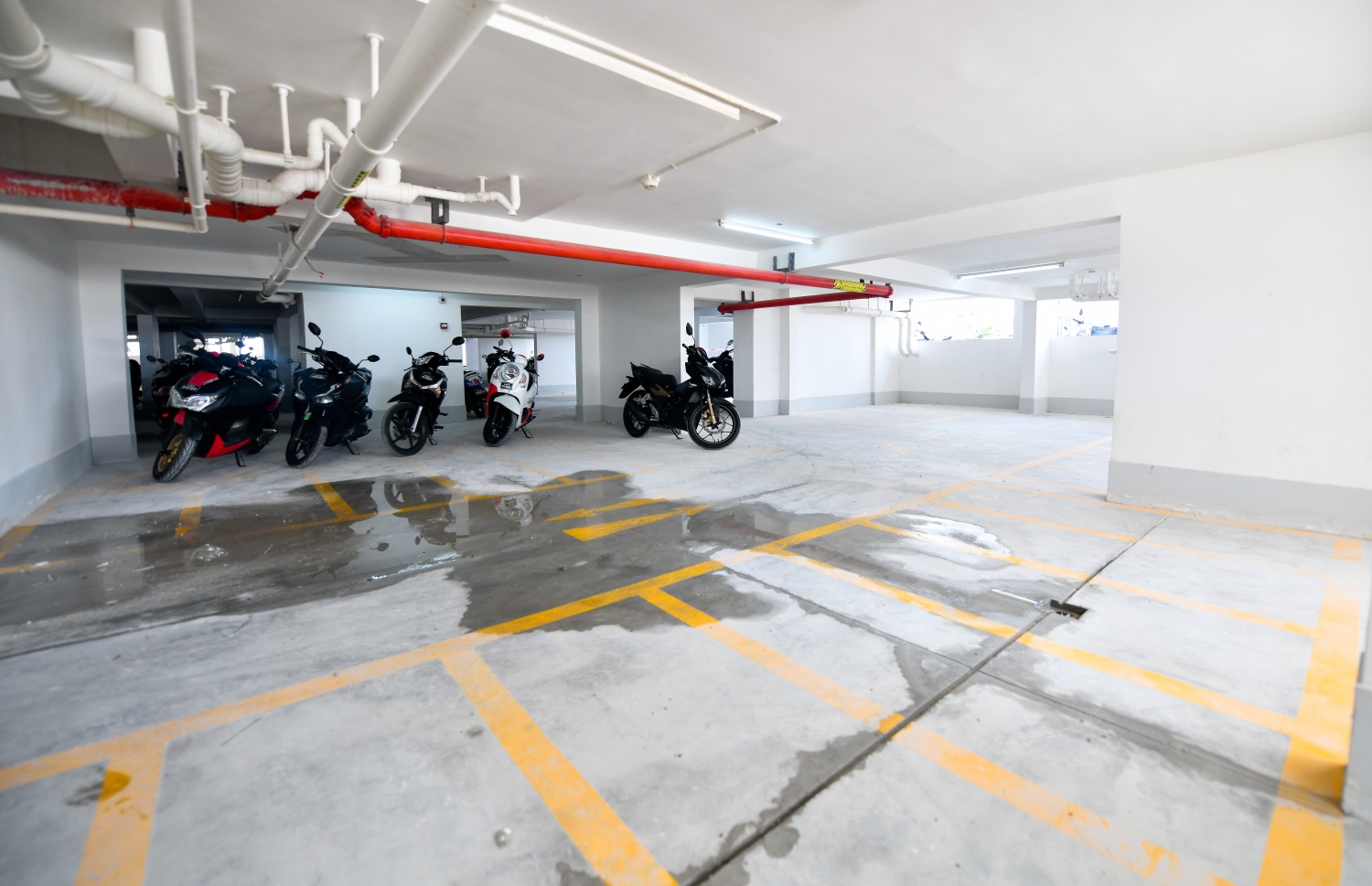 ކޮންމެ ޓަވަރެއްގެ ވެސް އެންމެ ތިރީ، ބޭސްމަންޓްގައި ސައިކަލް ޕާކު ކުރެވޭނެ ގޮތް ހަދާފައި ހުރޭ. އެކަމަކު މިތަންތަން ފެންނަނީ ހުސްކޮށް އޮއްވާ. މަގުތައް ހެދުމުގެ ކުރިން ބޭސްމަންޓްގައި ސައިކަލްތައް ބެހެއްޓިޔަސް މަގުތައް ހެދި ފަހުން މިތަންތަން ވަނީ ގާތްގަނޑަކަށް ހުސްވެފައި.