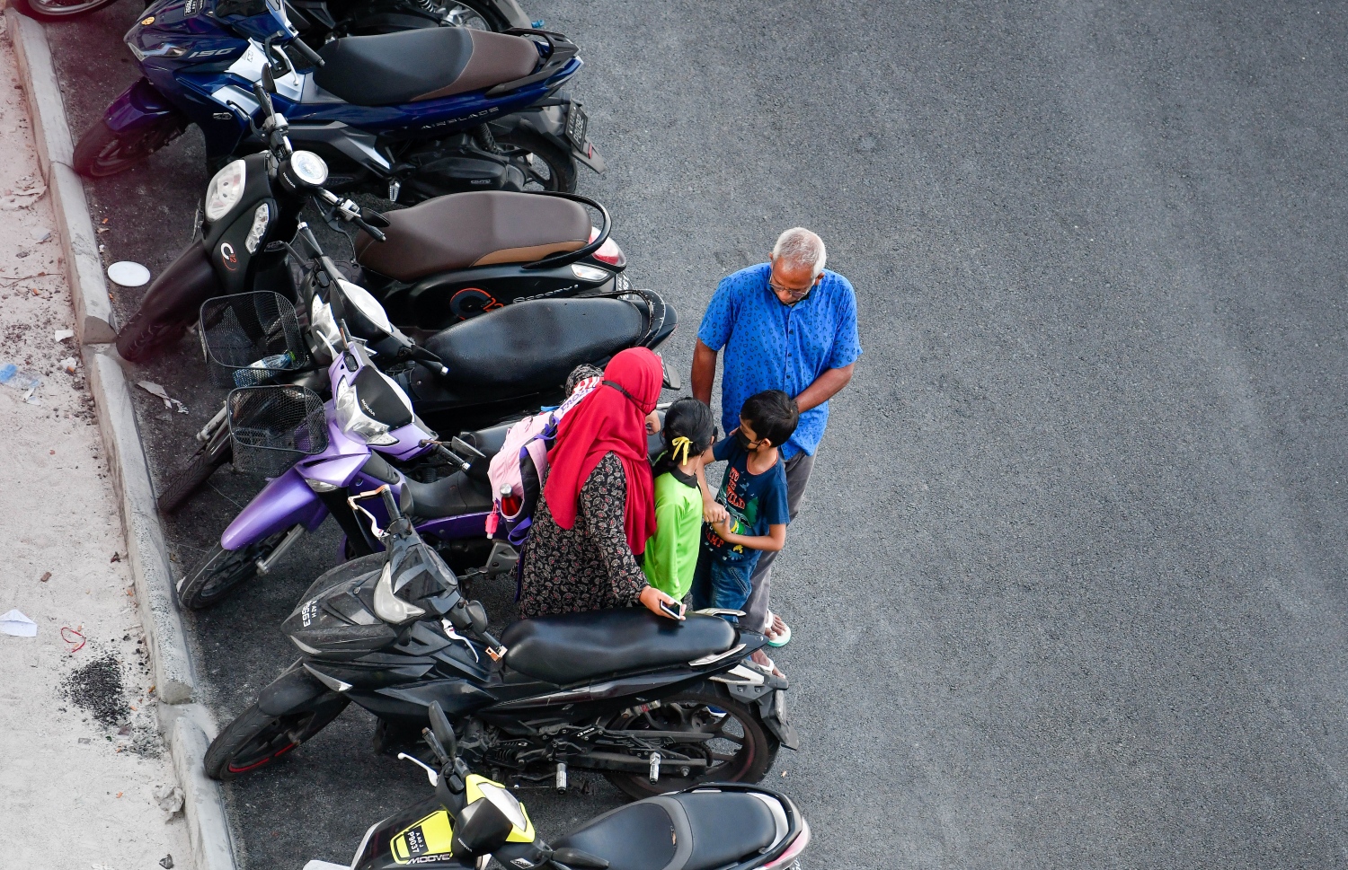 ހިޔާ ފްލެޓްގެ ސަރަހައްދުގައި މަގެއްގެ މަތީގައި ބަޔަކު މަޑުކޮށްލައިގެން: ފްލެޓްތަކަށް ވަދެ ނުކުންނަން އޮންނަނީ ވަރަށް ހަނި ޖާގައެއް. މަގުގެ ދެ ފަރާތުގައި ޕާކު ކުރުމުން މަގުގެ ބޮޑުބައެއް ގެއްލޭ.