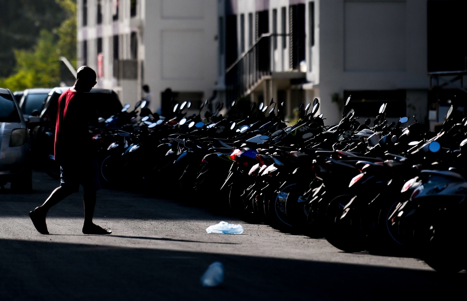 ސައިކަލުތަކެއް މަގުމަތީގައި ޕާކުކޮށްފައި--- ފޮޓޯ: މިހާރު