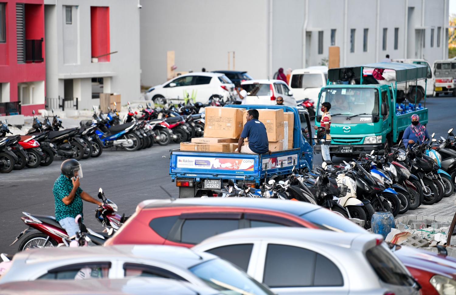 ހިޔާ ފްލެޓްގެ ސަރަހައްދު: ހިޔާ ފްލެޓްތަކުގައި މިހާރު ގިނަ ބަޔަކު ދިރިއުޅެން ފަށާފައި ވާތީ އެ ސަރަހައްދު މިހާރު ފެންނަނީ ވަރަށް ހަލަބޮލިކޮށް. ދުއްވާ ތަކެތި ގިނަވެ، މުޅި ސަރަހައްދު ފެންނަނީ ވަރަށް ހަރަކާތްތެރި ސަރަހައްދެއްގެ ގޮތުގައި.