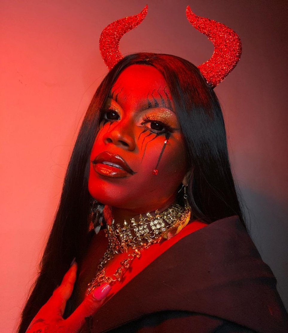 ހަޝީ އޭނާގެ އަމިއްލަ މޭކަޕްގައި