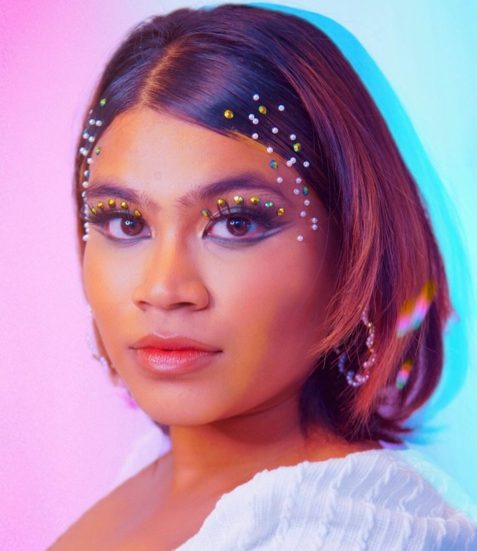 ހަޝީ އޭނާގެ އަމިއްލަ މޭކަޕްގައި