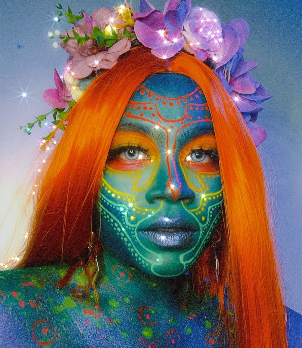 ހަޝީ އޭނާގެ އަމިއްލަ މޭކަޕްގައި