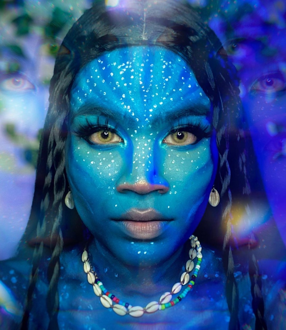 ހަޝީ އޭނާގެ އަމިއްލަ މޭކަޕްގައި