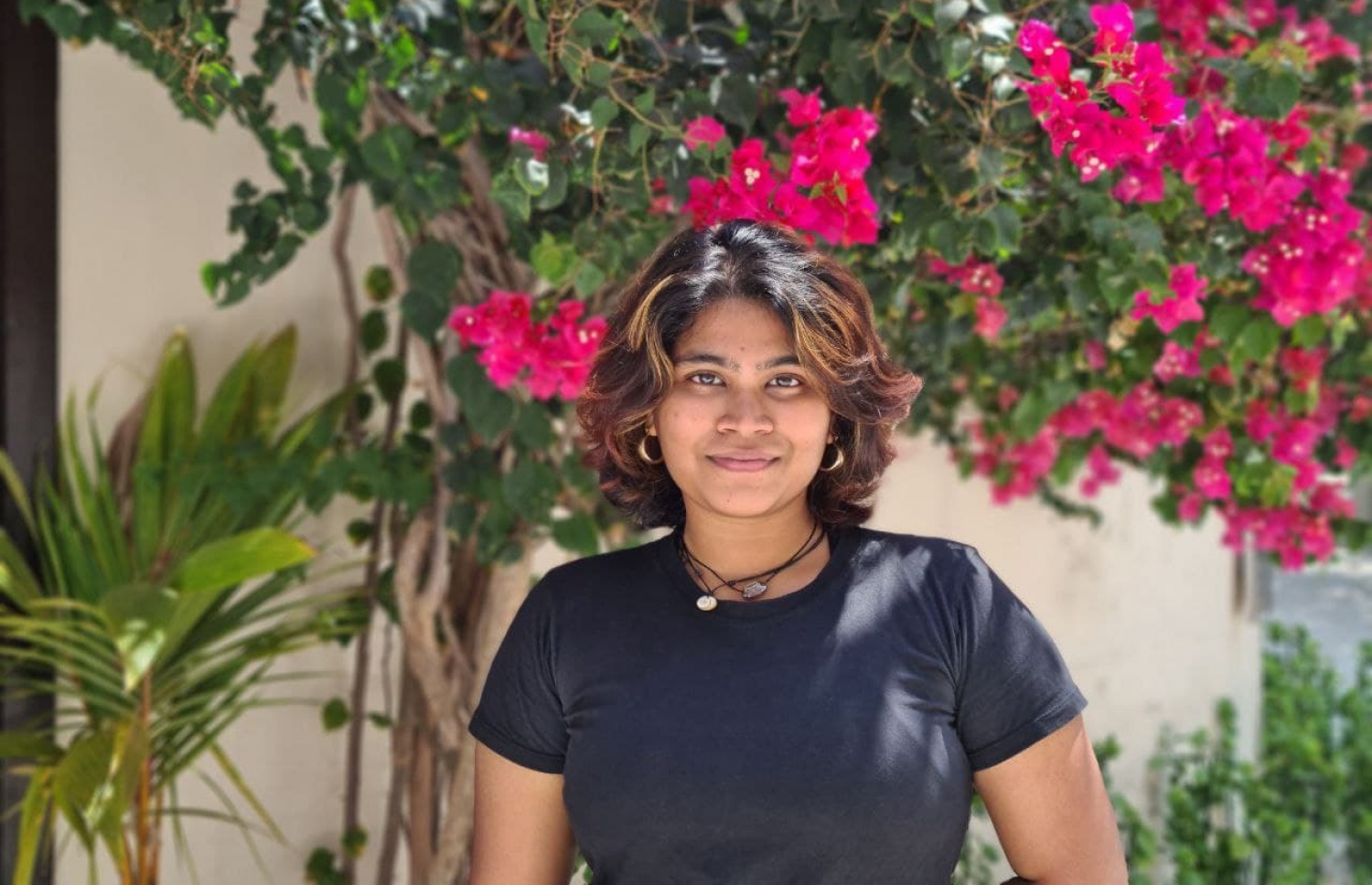 ހަޝީ މޭކަޕާ ނުލައި ފޮޓޯއަކަށް ހުއްޓިލައިގެން.