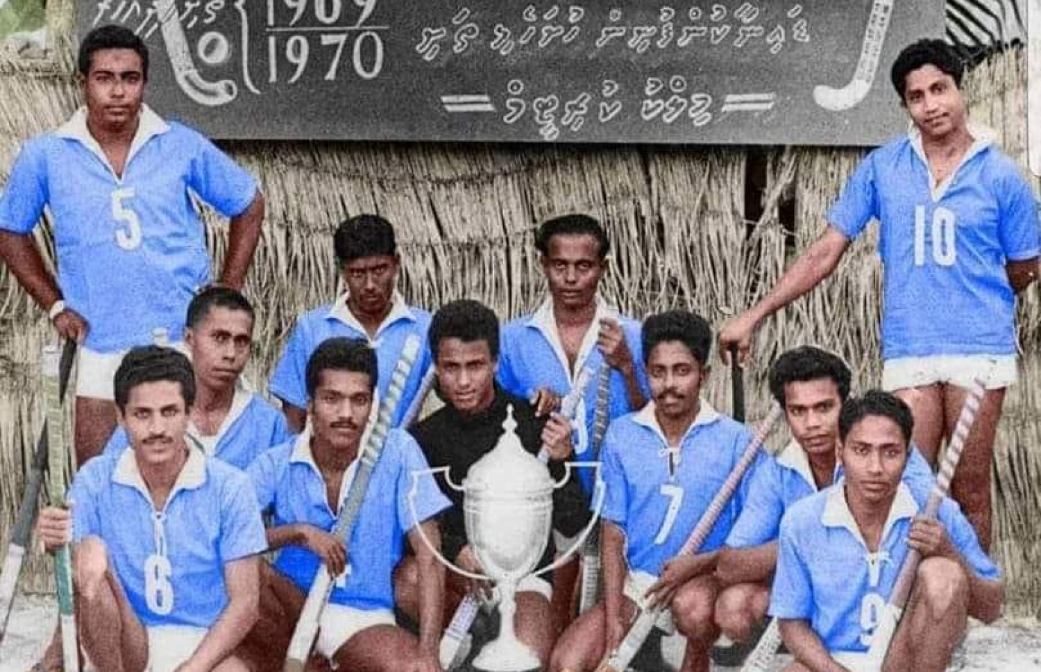 ކުރީގެ ރޭޑިއަންޓް ކްލަބުން ގައުމީ ހޮކީ މުބާރާތް ކާމިޔާބު ކުރުމަށް ފަހު ފޮޓޯއަކަށް ހުއްޓި ލައިގެން: ނިއު ރޭޑިއަންޓް 1979 ގައި އުފެއްދީ ރޭޑިއަންޓުގެ ތެރެއިން -