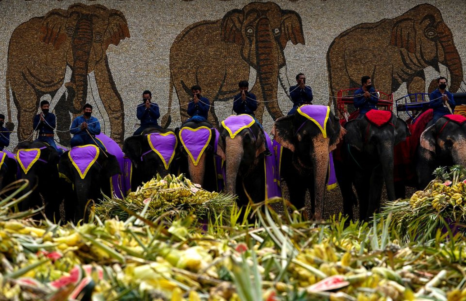 ތައިލެންޑްގައި 60 އެތަށް ކާންދިނުމަށް ބޭއްވި ބުފޭ.-- ފޮޓޯ: ރޮއިޓާސް