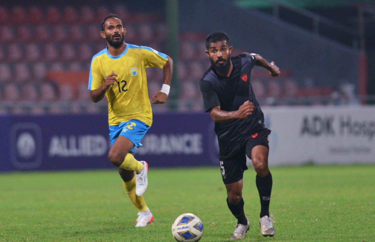 އީގަލްސްގެ އަހްމަދު ހަސަން (ކ) ބޯޅަ ފޮނުވައލާއިރު އަސްހަދު ބަލަހައްޓައިގެން: މިއީ 15 ދުވަހު ޖަލުގައި ހޭދަ ކުރުމަށް ފަހު އަސްހަދު ކުޅުނު ފުރަތަމަ މެޗު --- ފޮޓޯ: އެފްއޭއެމް