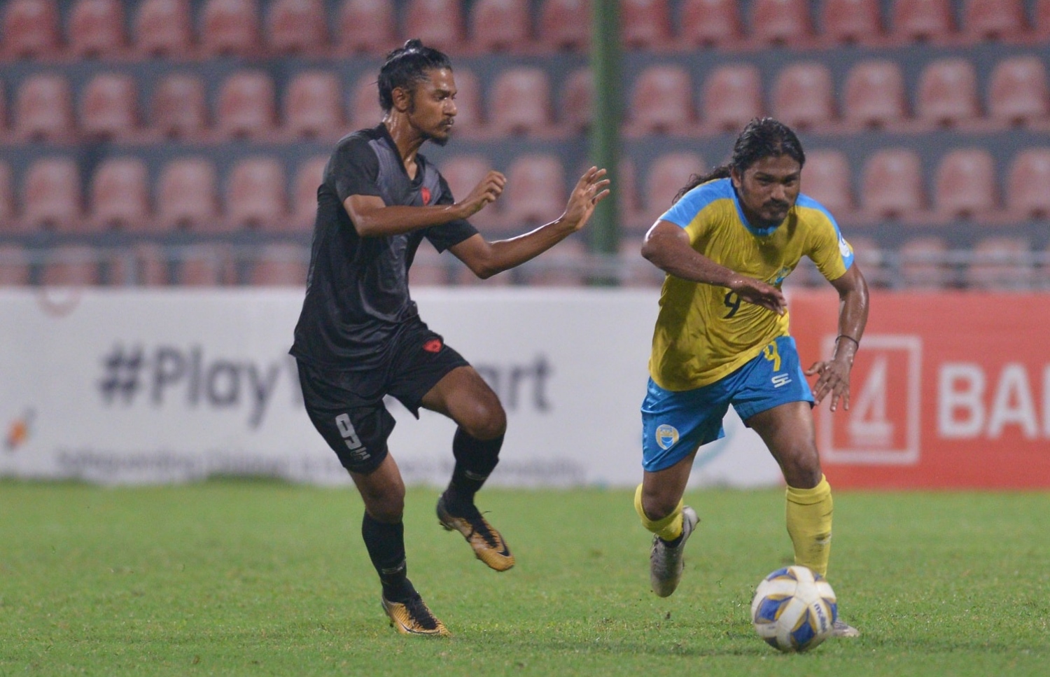 އީގަލްސް އާއި ވެލެންސިއާ މިރޭ ކުޅުނު މެޗުގެ ތެރެއިން --- ފޮޓޯ: އެފްއޭއެމް