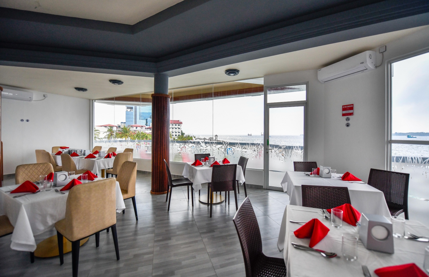 ޕޮމެލޯ ރެސްޓޯރެންޓް: އެ ތަނުން ރޯދަވީއްލުމެއް ލިބެނީ 250ރ. އަށް--ފައިލް ފޮޓޯ: ފަޔާޒް މޫސާ/ މިހާރު