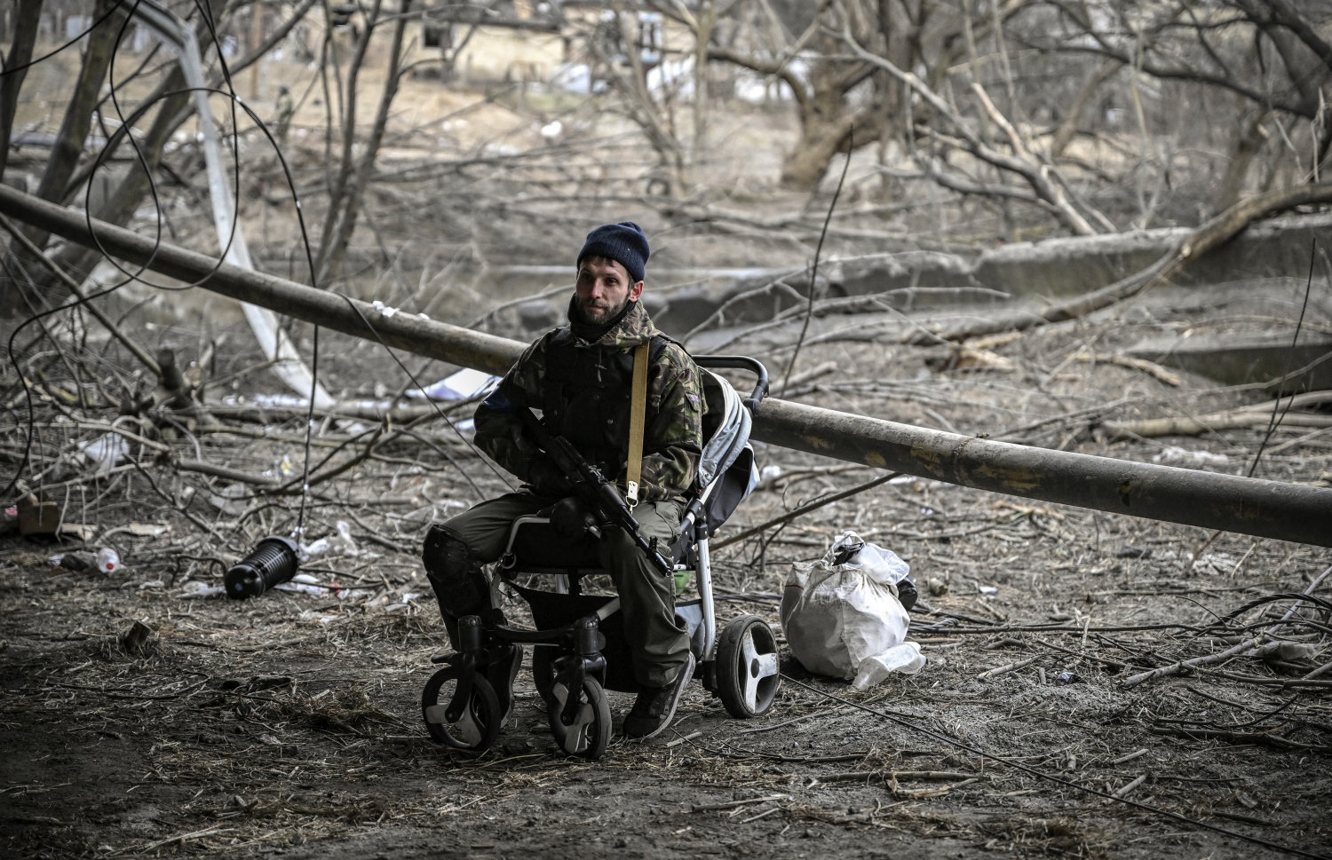 ކިޔޭވް - މާޗް 14: ޔުކްރޭނުގެ ހުޅަނގު އުތުރުގެ އިރްޕިންގައި އެ ގައުމުގެ ސިފައިންގެ މީހަކު ހަތިޔާރާ އެކު. --ފޮޓޯ:އޭއެފްޕީ