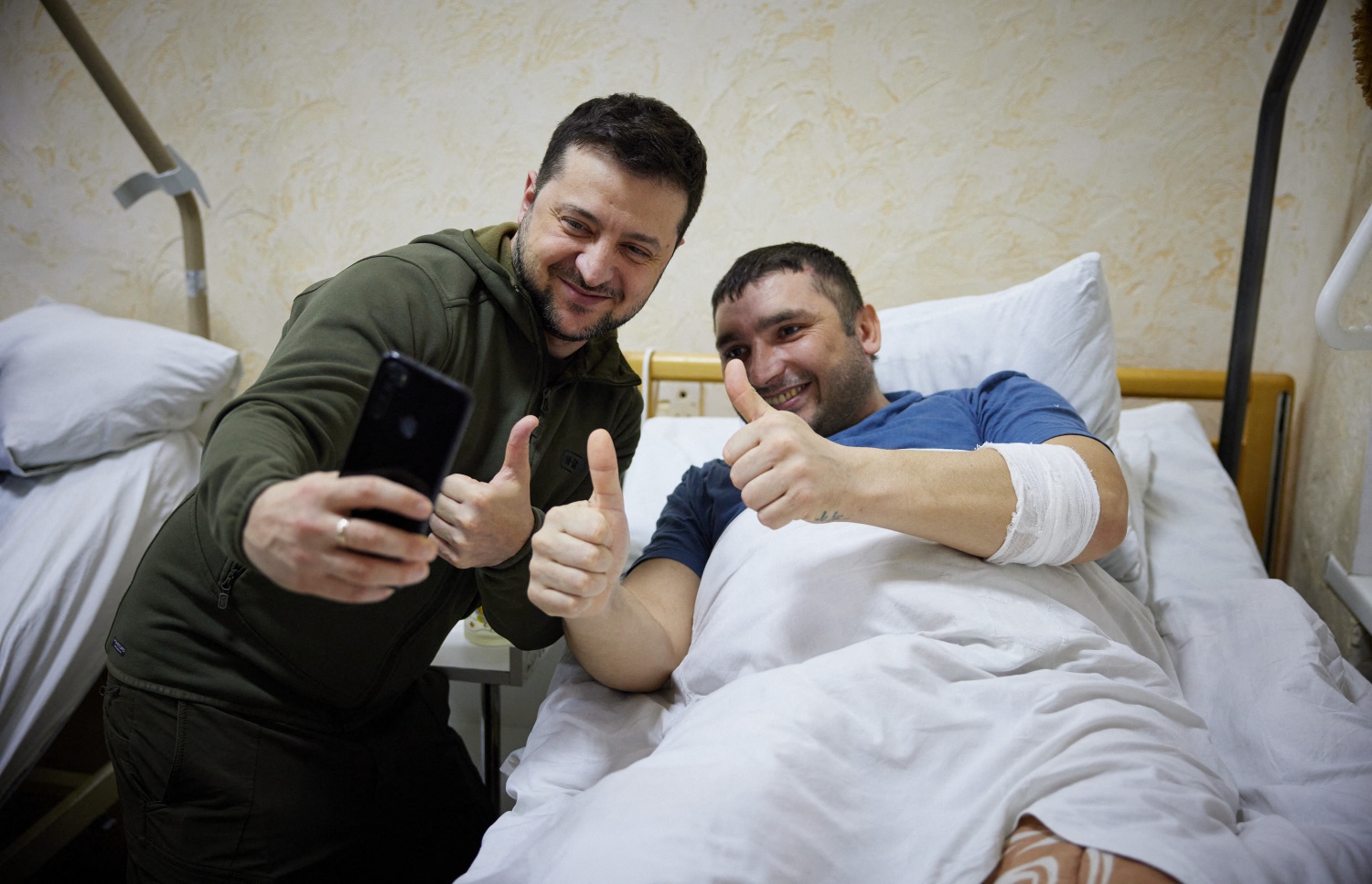 ކިޔޭވް - މާޗް 14: ރަޝިޔާ ސިފައިން ދޭ ހަމަލާތަކުގައި ޒަޚަމްވި ޔުކްރޭން ސިފައިންނާ ރައީސް ޒެލެންސްކީ ބައްދަލު ކުރައްވަނީ. --ފޮޓޯ:އޭއެފްޕީ