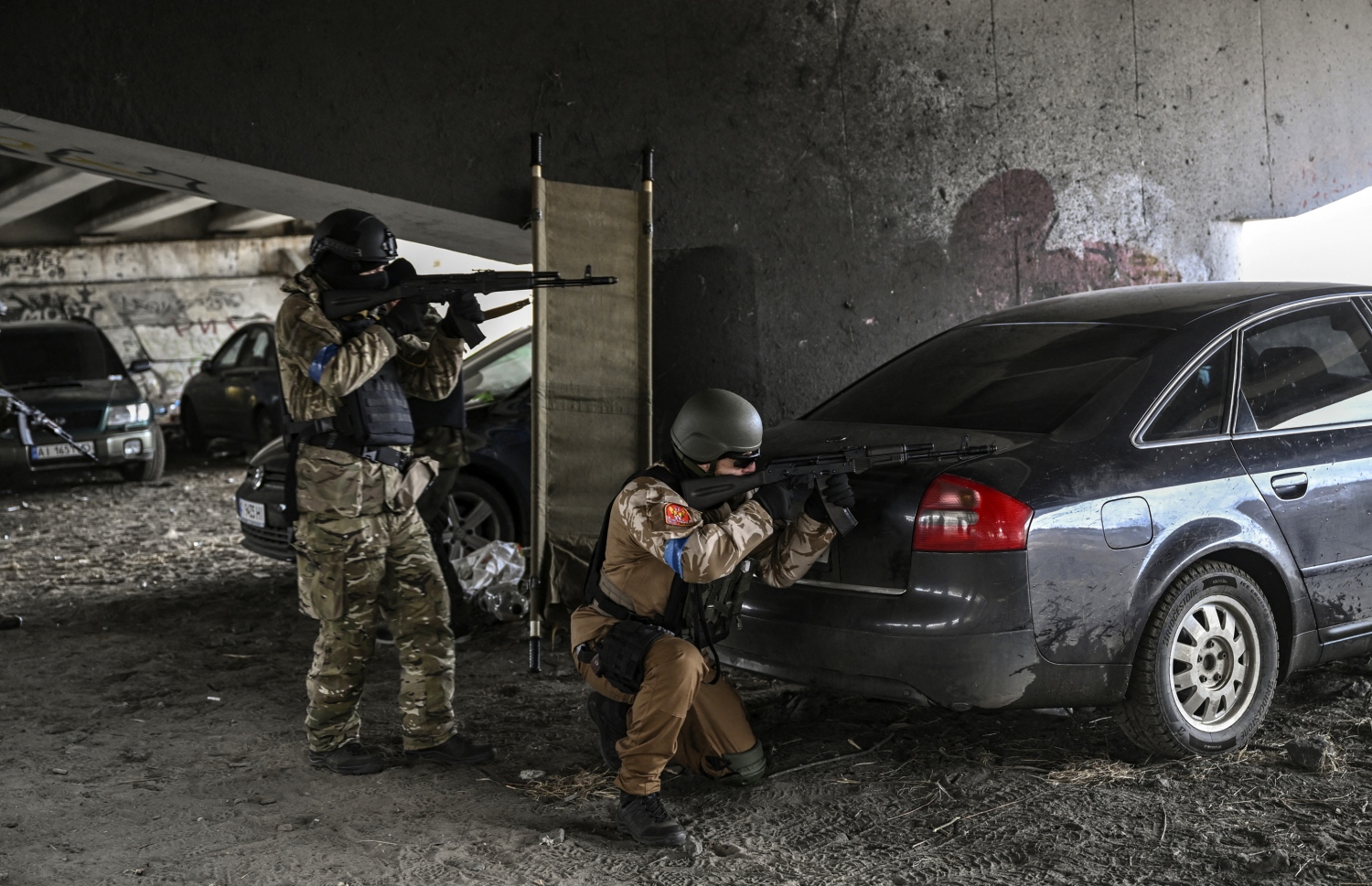 އިރްޕިން - މާޗް 14: ޔުކްރޭނުގެ ހުޅަނގު އިތުރުގެ އިރްޕިންގައި އެ ގައުމުގެ ސިފައިން ހަތިޔާރާ އެކު ތައްޔާރީ ހާލަތުގައި. --ފޮޓޯ:އޭއެފްޕީ