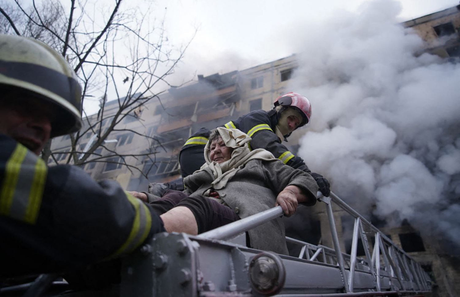 ކިޔޭވް - މާޗް 14: ޔުކްރޭނުގެ ވެރިރަށް ކިޔޭވްގެ ރަށްބޭރުގައި ހުރި އިމާރާތަކަށް ރަޝިޔާ ސިފައިން ބޮން އެޅުމުގެ ސަބަބުން ރޯވި އަލިފާންގަނޑު ނިއްވާލަނީ. --ފޮޓޯ:އޭއެފްޕީ