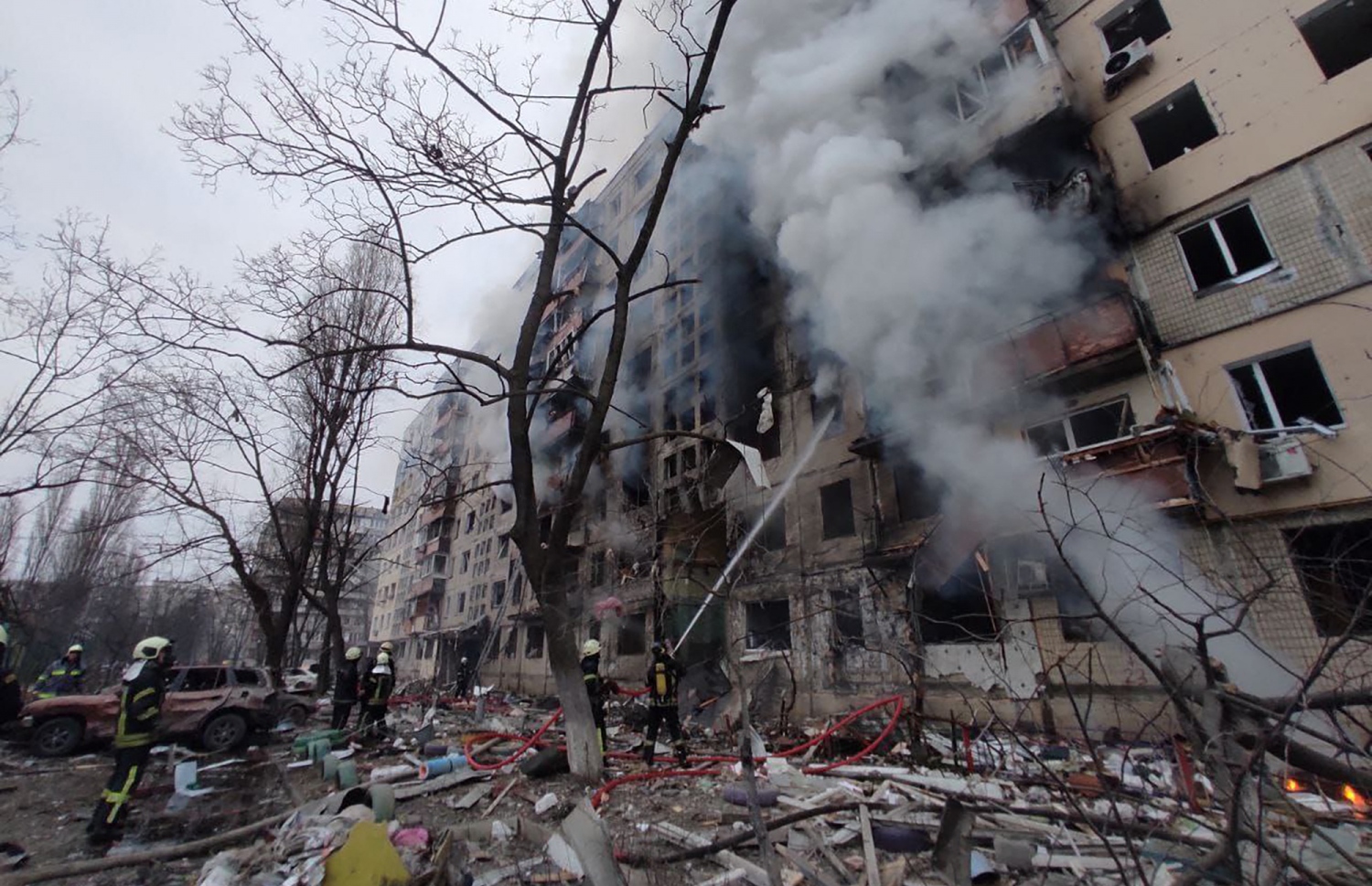 ކިޔޭވް - މާޗް 14: ޔުކްރޭނުގެ ވެރިރަށް ކިޔޭވްގެ ރަށްބޭރުގައި ހުރި އިމާރާތަކަށް ރަޝިޔާ ސިފައިން ބޮން އެޅުމުގެ ސަބަބުން ރޯވި އަލިފާންގަނޑު ނިއްވާލަނީ. --ފޮޓޯ:އޭއެފްޕީ