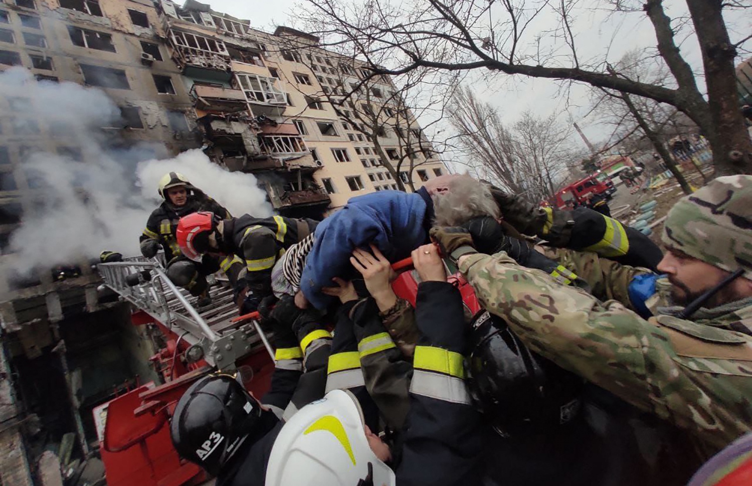 ކިޔޭވް - މާޗް 14: ޔުކްރޭނުގެ ވެރިރަށް ކިޔޭވްގެ ރަށްބޭރުގައި ހުރި އިމާރާތަކަށް ރަޝިޔާ ސިފައިން ބޮން އެޅުމުގެ ސަބަބުން އަލިފާން ރޯވި އެ އިމާރާތުން މީހުން ސަލާމަތް ކުރަނީ. --ފޮޓޯ:އޭއެފްޕީ