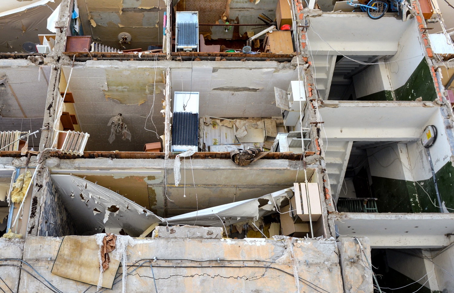 ޚަރްކީވް - މާޗް 14: ރަޝިޔާ ސިފައިންގެ ރޮކެޓް ހަމަލާއެއްގައި ޚަރްކީވްގެ އިމާރާތަކަށް ގެއްލުން ލިބިފައި. --ފޮޓޯ:އޭއެފްޕީ