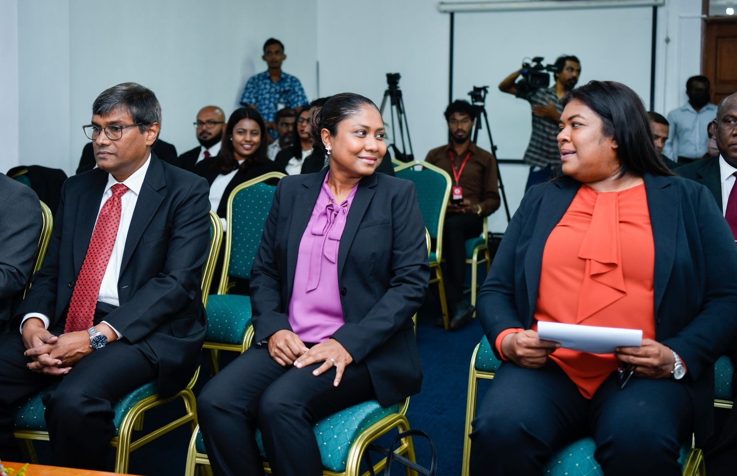 ސިވިލް ކޯޓަށް އައްޔަންކުރި އާ ދެ ފަނޑިޔާރުން މަގާމު ހުވާކުރެއްވުމަށް ބޭއްވި ރަސްމިއްޔާތުގައި (ކ-ވ) ސުޕްރީމް ކޯޓުގެ ފަނޑިޔާރު އަދި ޖޭއެސްސީގެ މެމްބަރު އައިޝާ ޝުޖޫން މުހައްމަދާއި ޖޭއެސްސީގެ ރައީސް ހިސާން ހުސެއިން އާއި އުއްތަމަ ފަނޑިޔާރު އަހުމަދު މުއުތަސިމް އަދުނާން.-- ފޮޓޯ: ފަޔާޒް މޫސާ / މިހާރު