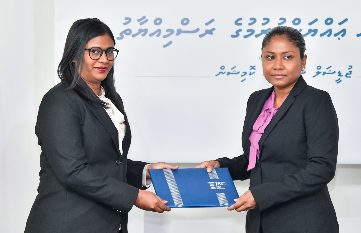 ޖޭއެސްސީގެ ރައީސް ހިސާން ހުސެއިން، ސިވިލް ކޯޓަށް އަލަށް އައްޔަންކުރި ފަނޑިޔާރު ޒުލައިހާ ޝީޒާއާ މަގާމުގެ ފަތްކޮޅު ހަވާލުކުރައްވަނީ.-- ފޮޓޯ: ފަޔާޒް މޫސާ / މިހާރު