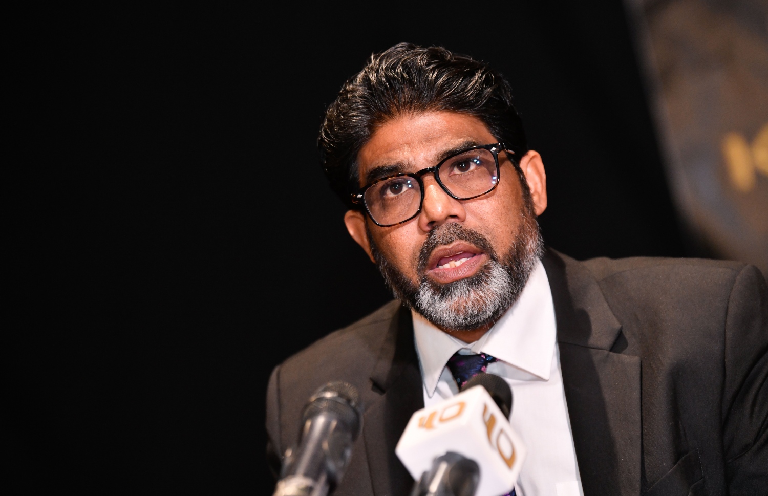 ކިންގްސް ކުންފުނީގެ ގާނޫނީ ވަކީލު މުހައްމަދު ހަލީމު ނޫސްވެރިންގެ ބައްދަލުވުމުގައި ވާހަކަދައްކަވަނީ--ފޮޓޯ:މިހާރު