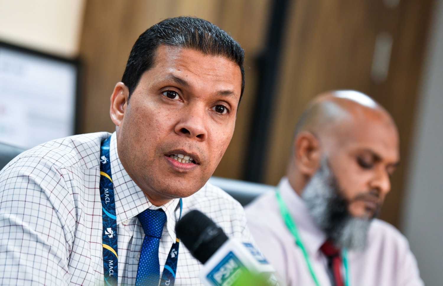 އެމްއޭސީއެލް ހިންގުމާ ހަވާލުވެ ހުންނެވި އިބްރާހިމް ތޯހާ ނޫސްވެރިންނާ ވާހަކަ ދައްކަވަނީ. --ފޮޓޯ:ފަޔާޒް މޫސާ/މިހާރު