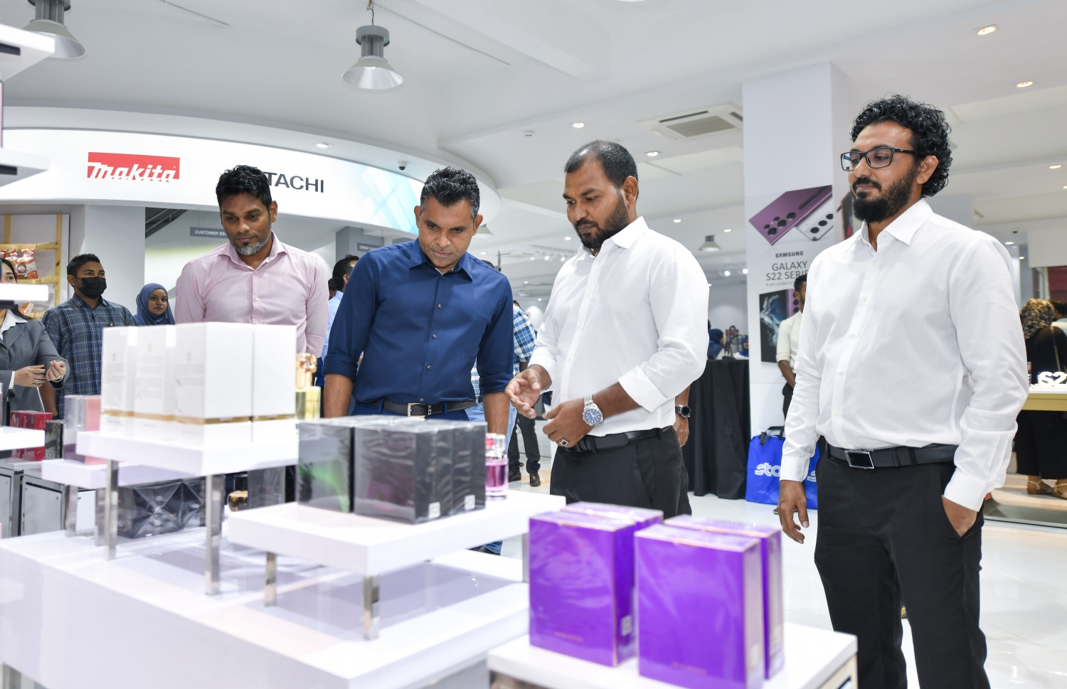 އެސްޓީއޯ ޕީޕަލްސް ޗޮއިސްގައި ހުންނަ ޕޮއިސްގެ ސްޓޭންޑް ނައިބު ރައީސް ފައިސަލް އަދި އެސްޓީއޯގެ އެމްޑީ އަމްރު ރޭ ބައްލަވައިލައްވަނީ.--- ފޮޓޯ: ފަޔާޒު މޫސާ/ މިހާރު