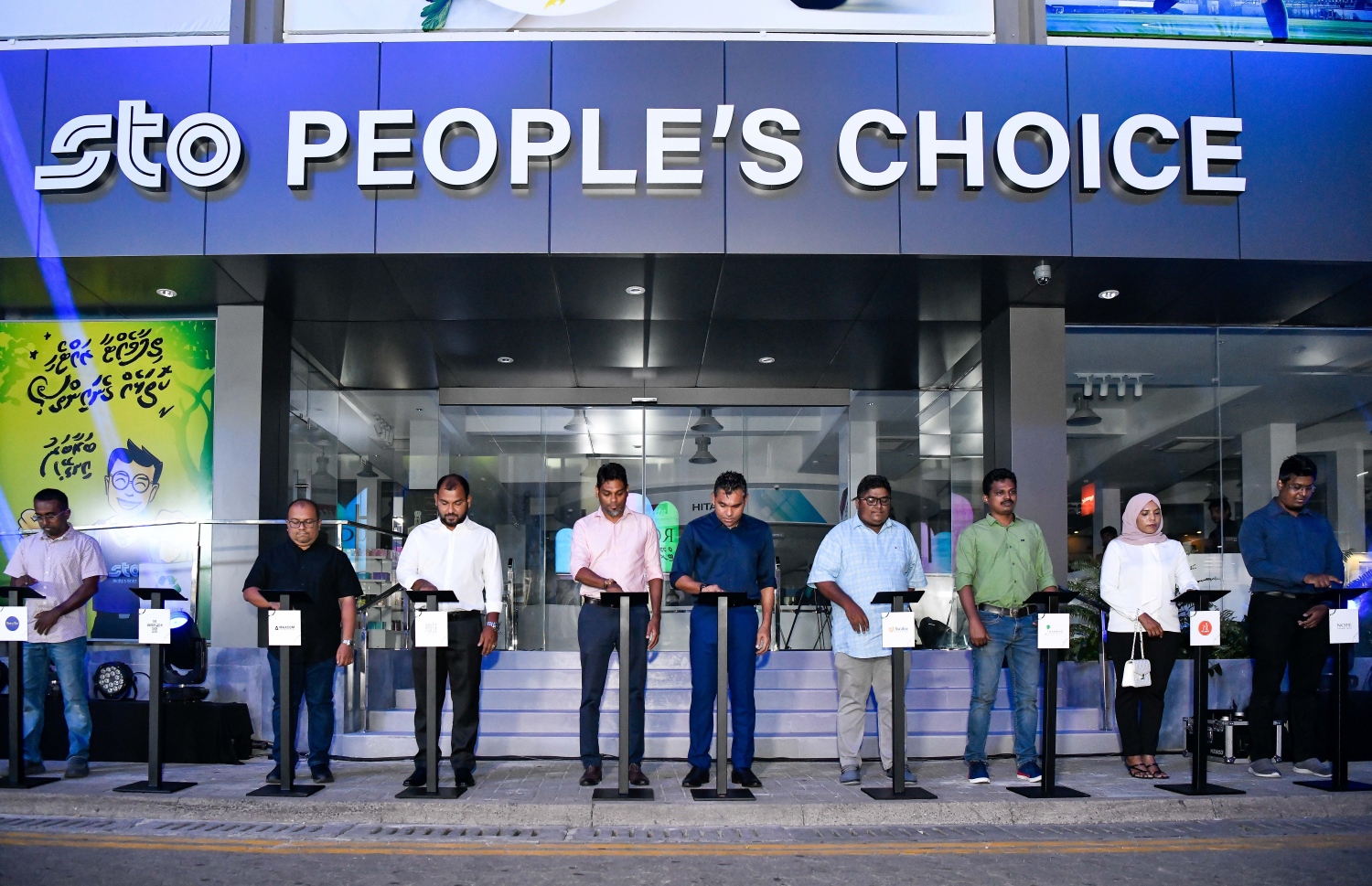 ހައިޕާމާކެޓްގެ ކޮންސެޕްޓަށް އެސްޓީއޯ ޕީޕަލްސް ޗޮއިސް ބަދަލުކުރުމާ ގުޅިގެން، ނައިބު ރައީސް ފައިސަލާއި އެ ކުންފުނީގެ އެމްޑީ އަމްރު އަދި އެ ތަނުގައި ވިޔަފާރިކުރުމުގެ ފުރުސަތު މި ވަގުތަށް ލިބުނު ވިޔަފާރިތަކުގެ ވެރިން ރަސްމީކޮށް ޕީޕަލްސް ޗޮއިސް ހުޅުއްވައި ދެއްވަނީ.--- ފޮޓޯ: ފަޔާޒު މޫސާ / މިހާރު