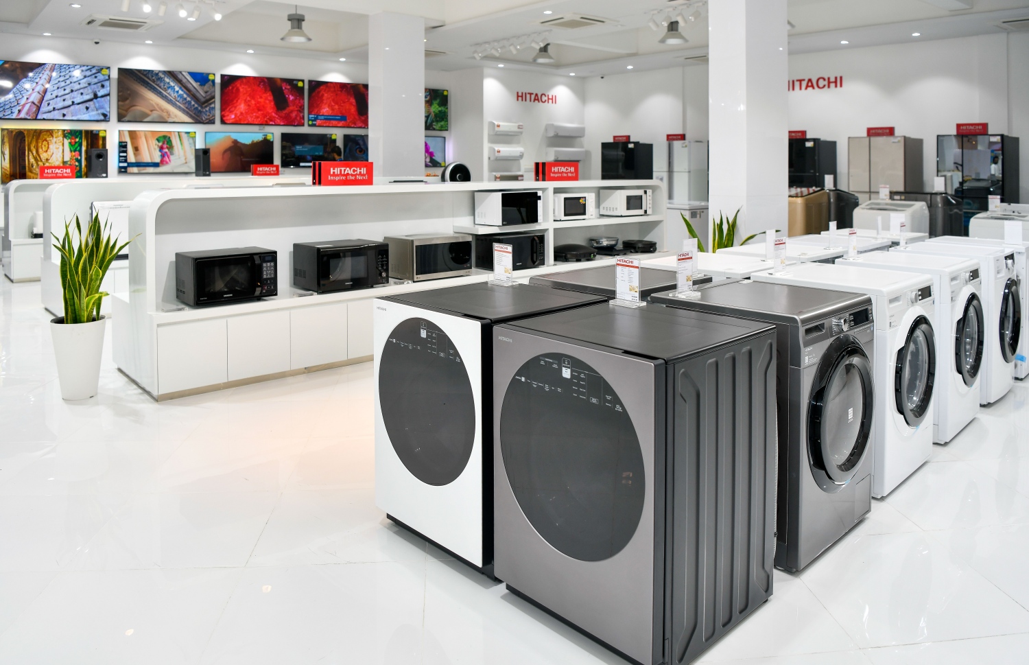 ހައިޕާކެޓްގެ ކޮންސެޕްޓަށް އެސްޓީއޯ ޕީޕަލްސް ޗޮއިސް ބަދަލުކުރުމަށް ފަހު، އެ ތަން މިރޭ ރަސްމީކޮށް ހުޅުވާފައިވާއިރު، އެ ކުންފުނިން ވިއްކާ އިލެކްޓްރޯނިކް ސާމާނު އަތުރާފައި.---ފޮޓޯ: ފަޔާޒު މޫސާ/ މިހާރު