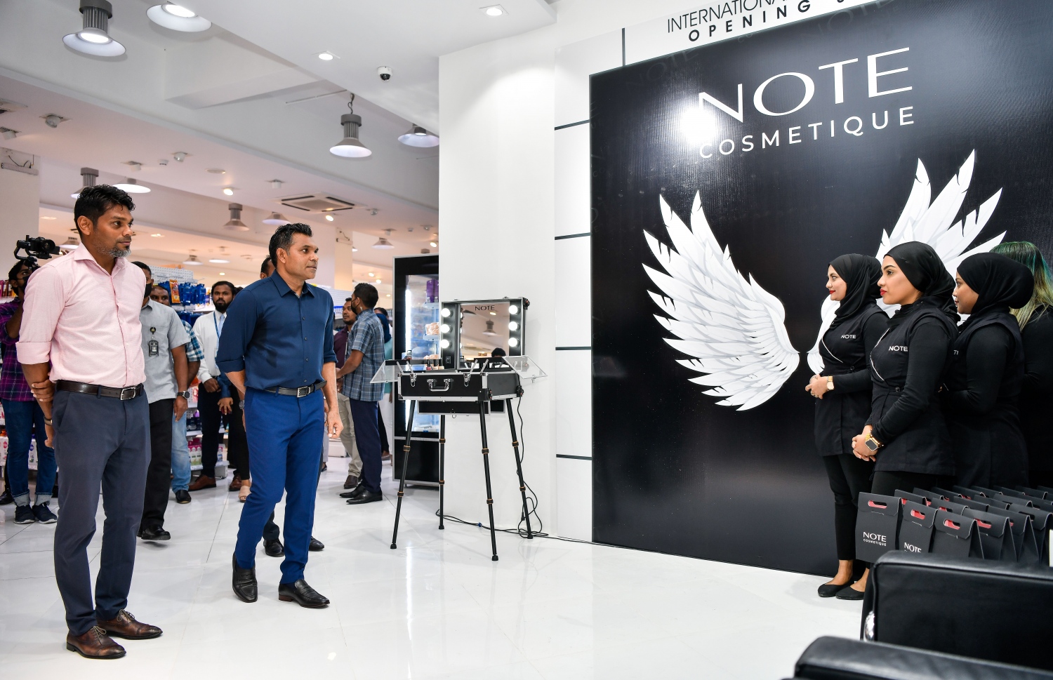 ހައިޕާމާކެޓްގެ ކޮންސެޕްޓަށް އެސްޓީއޯ ޕީޕަލްސް ޗޮއިސް ބަދަލުކުރުމާ ގުޅިގެން، އެ ތަން ރަސްމީކޮށް ހުޅުއްވައި ދެއްވުމަށް ފަހު، ނައިބު ރައީސް ފައިސަލް އެ ތަން ބައްލަވާއިރު އަރިހުގައި އެ ކުންފުނީގެ އެމްޑީ އަމްރު.---ފޮޓޯ: ފަޔާޒު މޫސާ/ މިހާރު