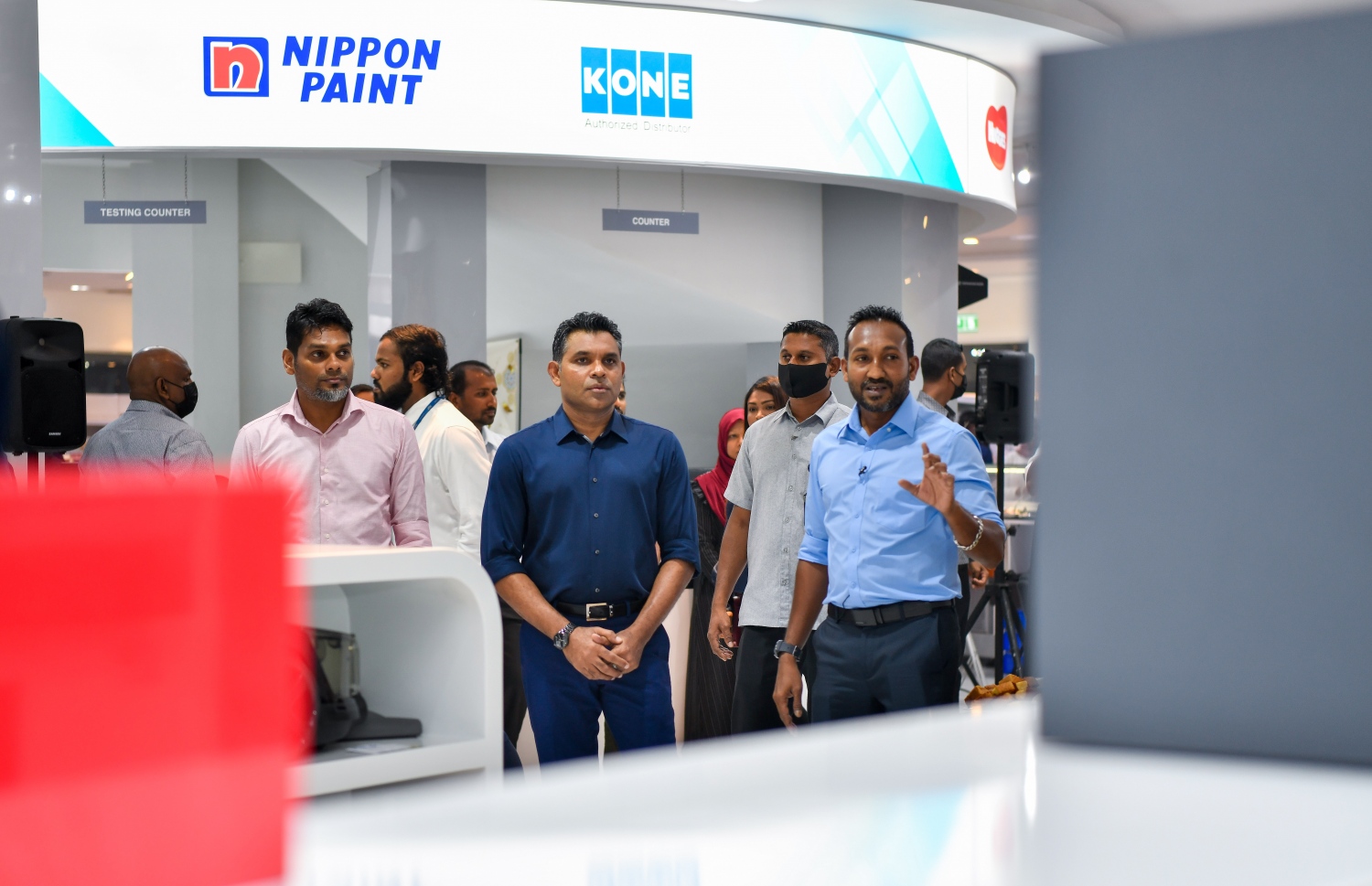 ހައިޕާމާކެޓްގެ ކޮންސެޕްޓަށް އެސްޓީއޯ ޕީޕަލްސް ޗޮއިސް ބަދަލުކުރުމާ ގުޅިގެން، އެ ތަން ރަސްމީކޮށް ހުޅުއްވައި ދެއްވުމަށް ފަހު، ނައިބު ރައީސް ފައިސަލް އެ ތަން ބައްލަވާއިރު އަރިހުގައި އެ ކުންފުނީގެ އެމްޑީ އަމްރު.---ފޮޓޯ: ފަޔާޒު މޫސާ/ މިހާރު