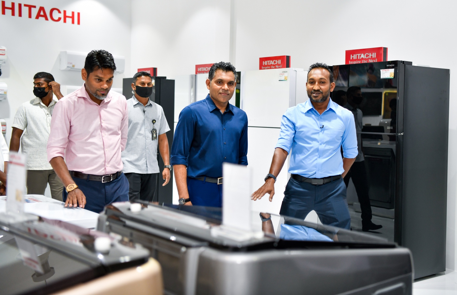 ހައިޕާމާކެޓްގެ ކޮންސެޕްޓަށް އެސްޓީއޯ ޕީޕަލްސް ޗޮއިސް ބަދަލުކުރުމާ ގުޅިގެން، އެ ތަން ރަސްމީކޮށް ހުޅުއްވައި ދެއްވުމަށް ފަހު، ނައިބު ރައީސް ފައިސަލް އެ ތަން ބައްލަވާއިރު އަރިހުގައި އެ ކުންފުނީގެ އެމްޑީ އަމްރު.---ފޮޓޯ: ފަޔާޒު މޫސާ/ މިހާރު