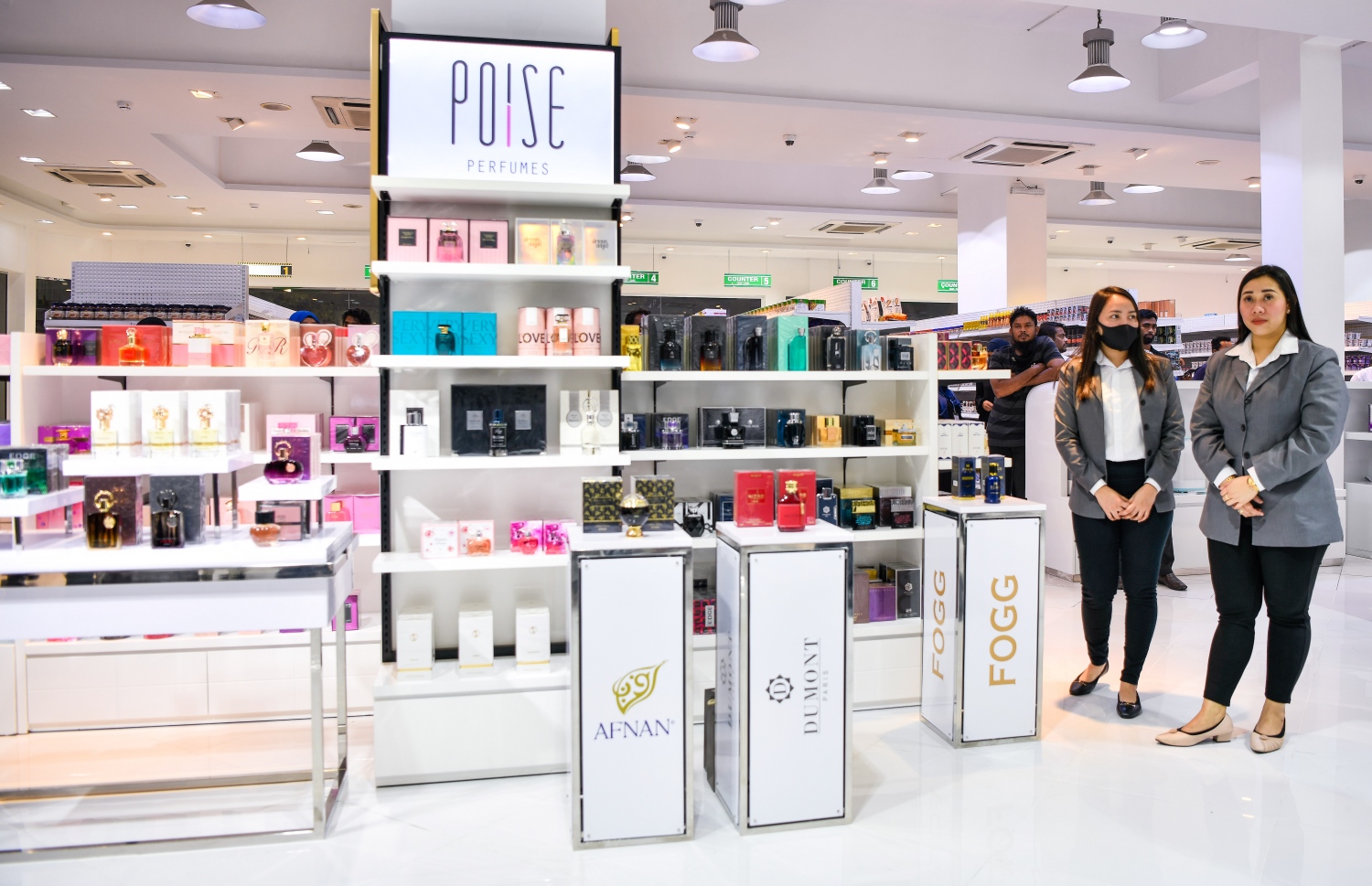 ޕޮއިސްގެ ފަރާތުން އެސްޓީއޯ ޕީޕަލްސް ޗޮއިސްގައި ހުޅުވި ސްޓޯލްގައި، އެ ތަނުގެ ދެ މުވައްޒަފަކު މަޑުކޮށްލައިގެން.--- ފޮޓޯ: ފަޔާޒު މޫސާ/ މިހާރު