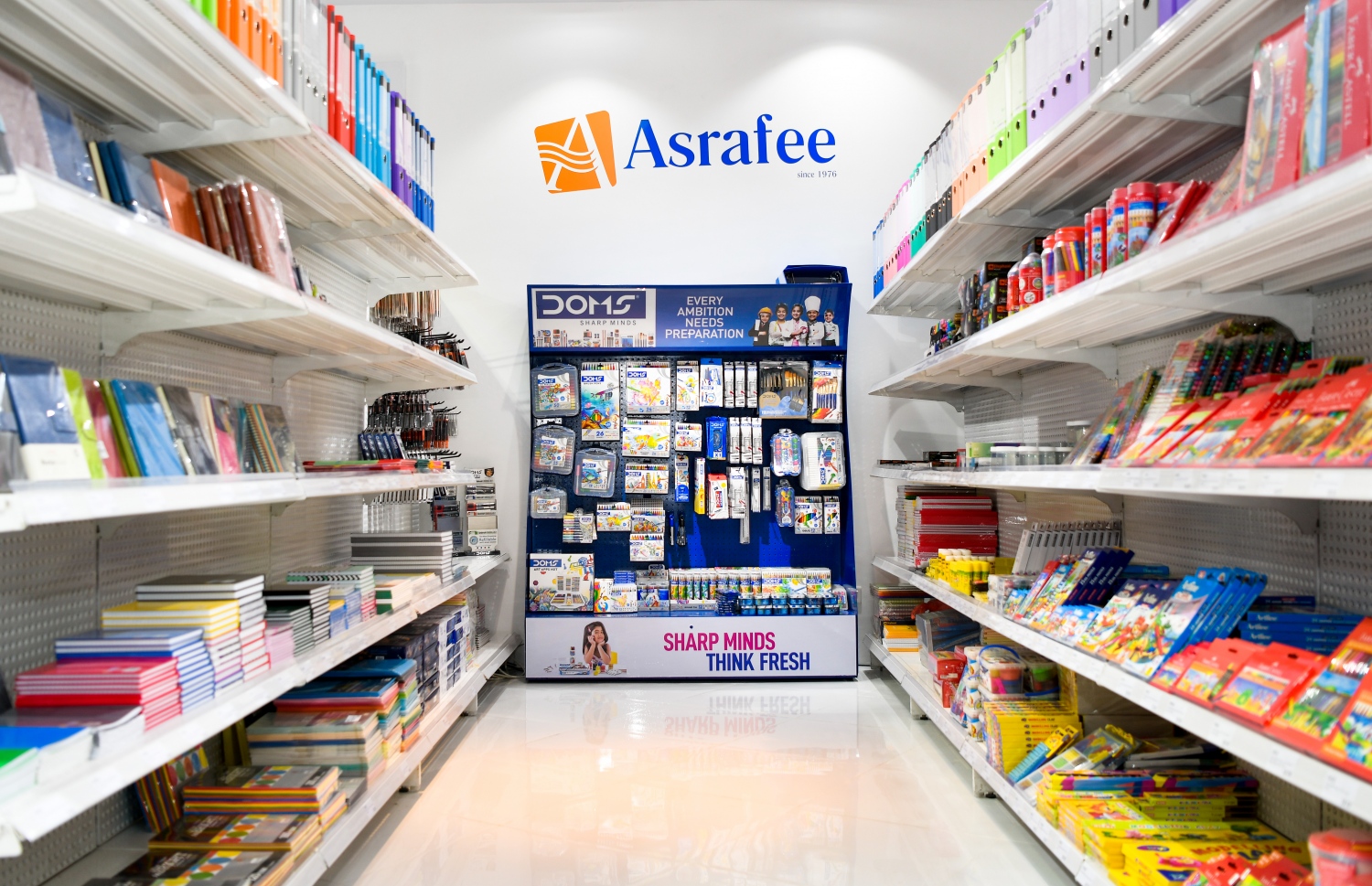 ހައިޕާމާކެޓްގެ ކޮންސެޕްޓަށް އެސްޓީއޯ ޕީޕަލްސް ޗޮއިސް ބަދަލުކޮށް މިހާރު ހުޅުވާފައިވާއިރު، އެ ތަނުގައި ގާއިމު ކޮށްފައިވާ އަސްރަފީ ބުކްޝޮޕްގެ ފިހާރަ: އެސްޓީއޯ އިން ވިއްކާ މުދާތަކުގެ އިތުރުން އެހެން ވިޔަފާރިތަކަށް ވެސް އެ ކުންފުނިން ވަނީ ޕީޕަލްސް ޗޮއިސް އިން ފުރުސަތު ދީފައި.---ފޮޓޯ: ފަޔާޒު މޫސާ/ މިހާރު