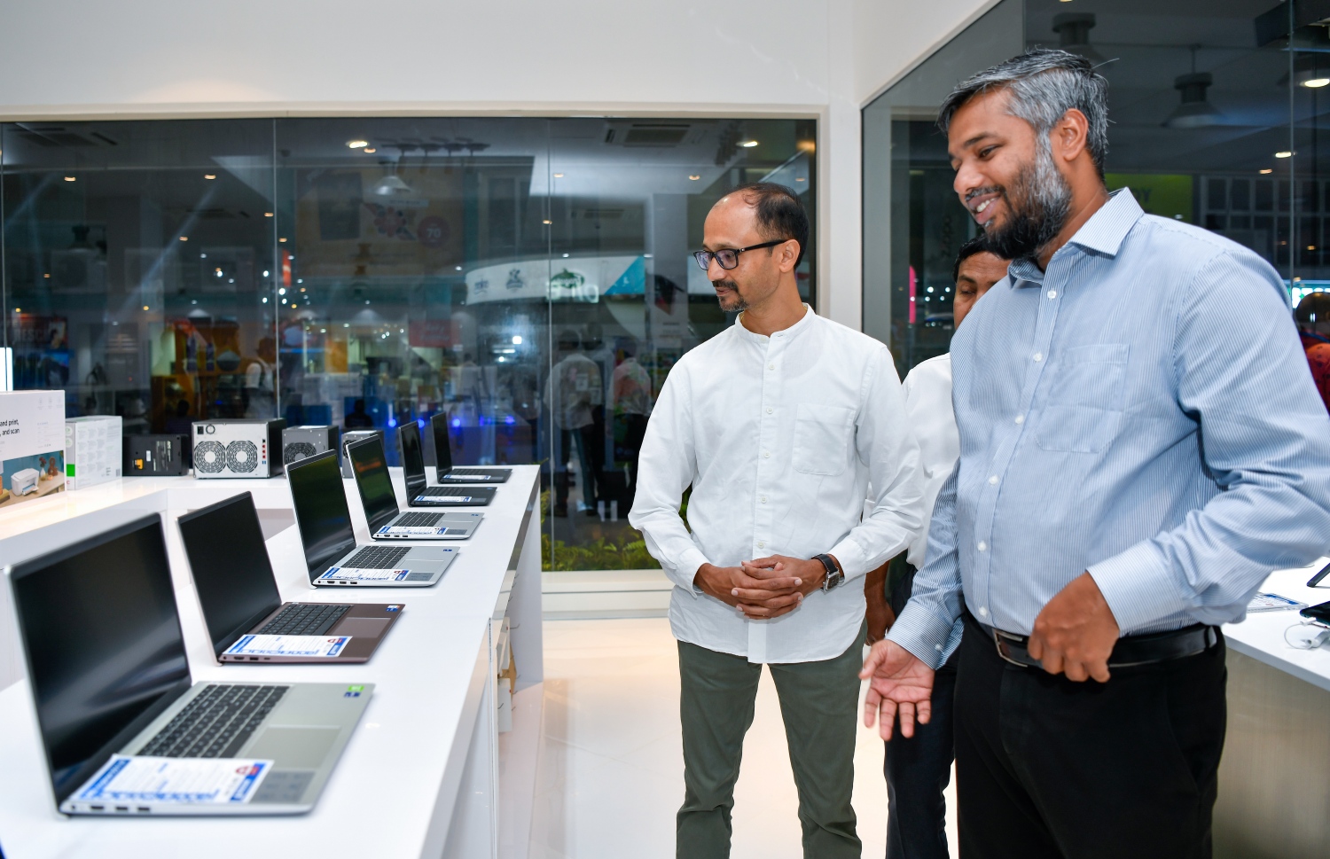 ހައިޕާމާކެޓްގެ ކޮންސެޕްޓަށް އެސްޓީއޯ ޕީޕަލްސް ޗޮއިސް ބަދަލުކޮށް މިހާރު ހުޅުވާފައިވާއިރު، އެ ތަނުގައި ގާއިމު ކޮށްފައިވާ މެކްސްކޮމް ފިހާރައިން ވިއްކާ ބައެއް ސާމާނު ބަޔަކު ބަލަނީ: އެސްޓީއޯ އިން ވިއްކާ މުދާތަކުގެ އިތުރުން އެހެން ވިޔަފާރިތަކަށް ވެސް އެ ކުންފުނިން ވަނީ ފުރުސަތު ދީފައި.---ފޮޓޯ: ފަޔާޒު މޫސާ/ މިހާރު