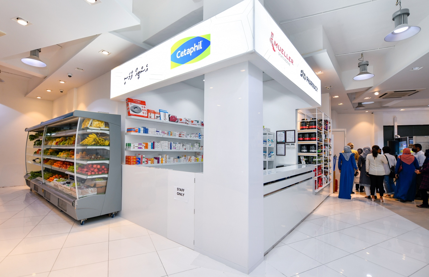 ހައިޕާމާކެޓްގެ ކޮންސެޕްޓަށް އެސްޓީއޯ ޕީޕަލްސް ޗޮއިސް ބަދަލުކޮށް މިހާރު ހުޅުވާފައިވާއިރު އެ ތަނުގައި ގާއިމު ކޮށްފައިވާ އެސްޓީއޯ ފާމަސީ: އެސްޓީއޯ އިން ވިއްކާ މުދާތަކުގެ އިތުރުން އެހެން ވިޔަފާރިތަކަށް ވެސް އެ ކުންފުނިން ވަނީ ފުރުސަތު ދީފައި.---ފޮޓޯ: ފަޔާޒު މޫސާ/ މިހާރު