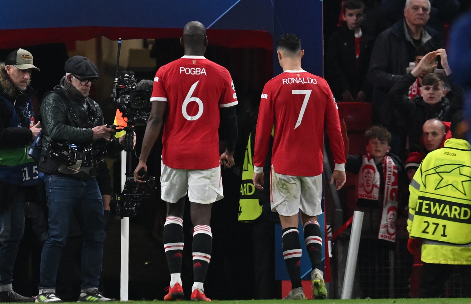 ޔުނައިތެޑްގެ ކްރިސްޓިއާނޯ ރޮންލާޑޯ އާއި ޕޯލް ޕޮގްބާ ދަނޑުން ފައިބައިގެން ދަނީ: ޔުނައިޓެޑުން ތައްޓެއް ހޯދުމަށް ކުރި އިންތިޒާރު މިފަހަރު ވެސް ވަނީ ދިގުލާފައި. -- ފޮޓޯ: އޭއެފްޕީ