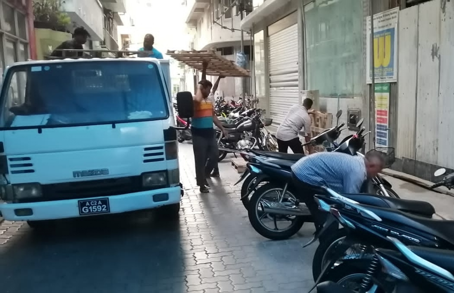 ގަވާއިދާ ހިލާފަށް މާލޭގެ މަގުތަކުގައި ބަހައްޓާފައި ހުރި ޕެލެޓްތައް ނެގުމުގެ މަސައްކަތް މާލޭ ސިޓީ ކައުންސިލްގެ މުވައްޒަފުން ކުރަނީ.-- ފޮޓޯ: މާލޭ ސިޓީ ކައުންސިލް