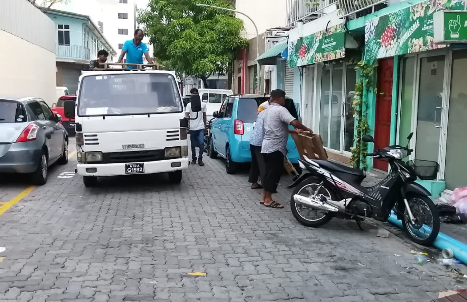 ގަވާއިދާ ހިލާފަށް މާލޭގެ މަގުތަކުގައި ބަހައްޓާފައި ހުރި ޕެލެޓްތައް ނެގުމުގެ މަސައްކަތް މާލޭ ސިޓީ ކައުންސިލްގެ މުވައްޒަފުން ކުރަނީ.-- ފޮޓޯ: މާލޭ ސިޓީ ކައުންސިލް