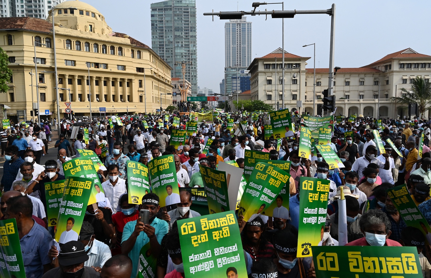 ކޮލަމްބޯ - މާޗް 15: ސްރީ ލަންކާގައި ތަކެތީގެ އަގު ބޮޑުވުމާ ދެކޮޅަށް އިދިކޮޅު ފަރާތްތަކުން ރައީސް އޮފީސް ކުރިމަތީގައި މުޒާހަރާ ކުރަނީ. --ފޮޓޯ:އޭއެފްޕީ