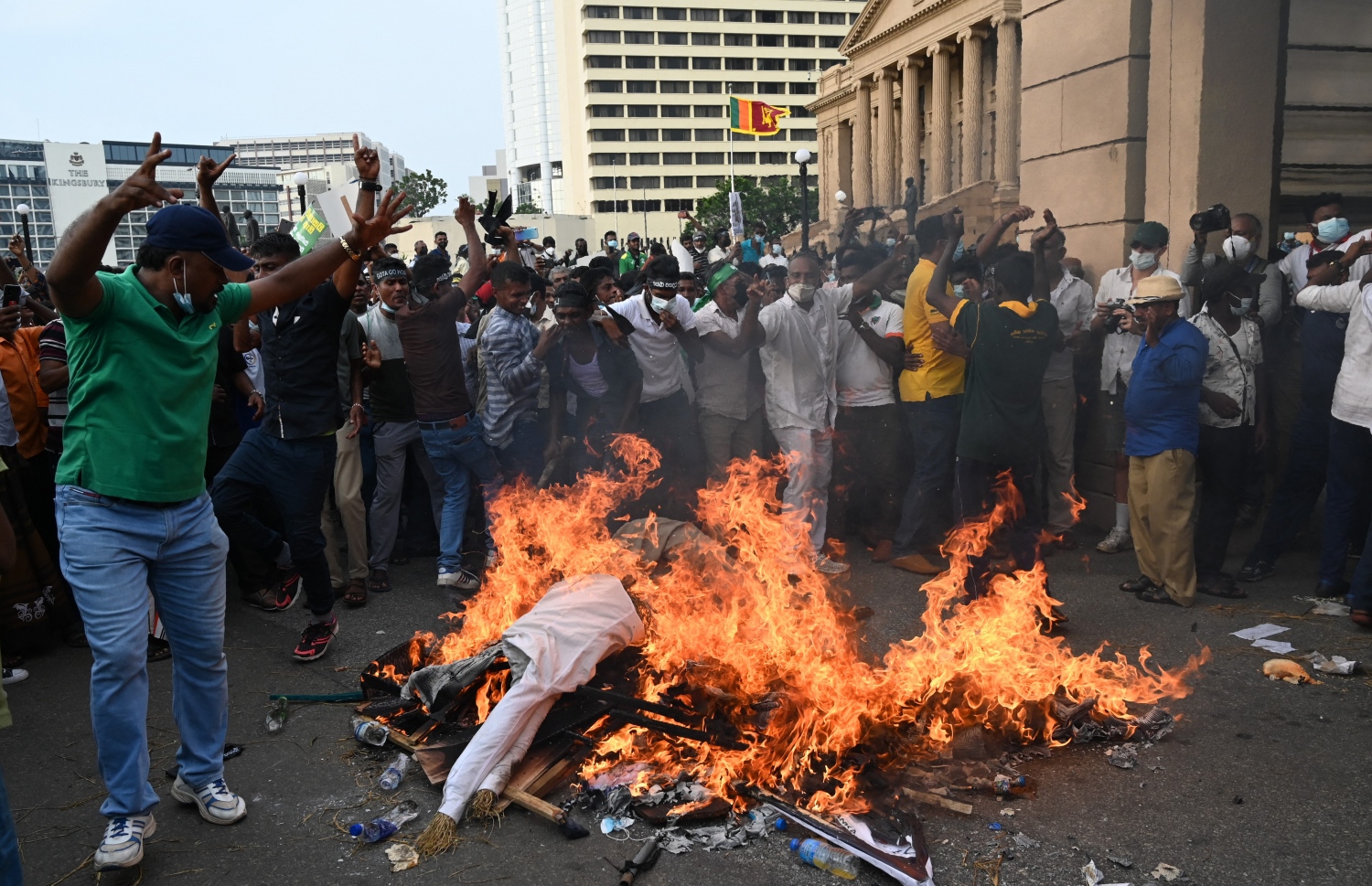 ކޮލަމްބޯ - މާޗް 15: ސްރީ ލަންކާގައި ތަކެތީގެ އަގު ބޮޑުވުމާ ދެކޮޅަށް އިދިކޮޅު ފަރާތްތަކުން ރައީސް އޮފީސް ކުރިމަތީގައި މުޒާހަރާ ކުރަނީ. --ފޮޓޯ:އޭއެފްޕީ