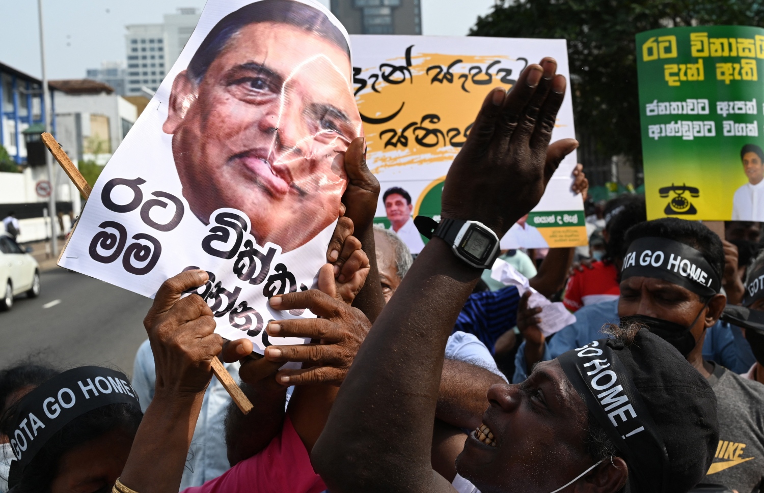 ކޮލަމްބޯ - މާޗް 15: ސްރީ ލަންކާގައި ތަކެތީގެ އަގު ބޮޑުވުމާ ދެކޮޅަށް އިދިކޮޅު ފަރާތްތަކުން ރައީސް އޮފީސް ކުރިމަތީގައި ކުރި މުޒާހަރާގައި ފައިނޭންސް މިނިސްޓަރު ބަސިލް ރާޖަޕަކްސާގެ ފޮޓޯ ހިފައިގެން. --ފޮޓޯ:އޭއެފްޕީ