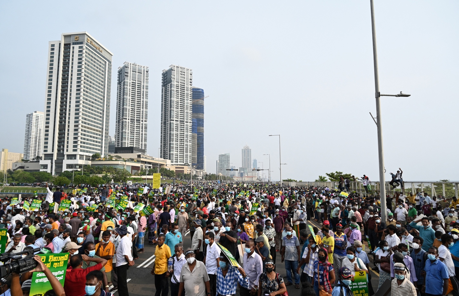 ކޮލަމްބޯ - މާޗް 15: ސްރީ ލަންކާގެ އިގްތިސާދު ހީނަރުވެ ތަކެތީގެ އަގު ބޮޑުވުމާ ދެކޮޅަށް އިދިކޮޅު ފަރާތްތަކުން ރައީސް އޮފީސް ކުރިމަތީގައި މުޒާހަރާ ކުރަނީ. --ފޮޓޯ:އޭއެފްޕީ