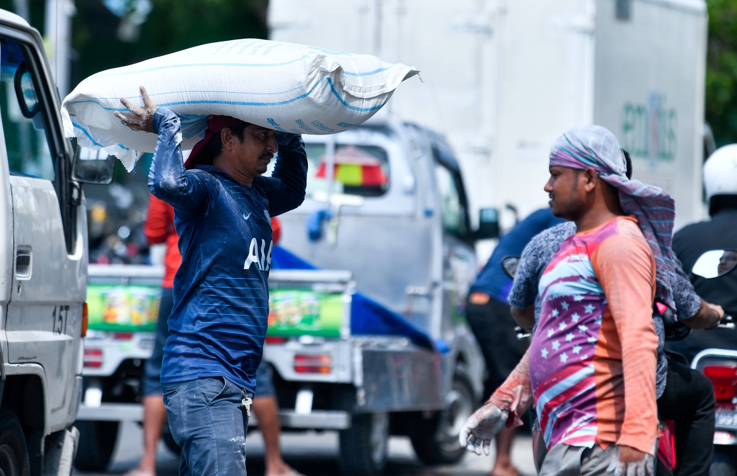 މީހަކު ފުއް ބަސްތާއެއް އުފުލަނީ: ކާޑަކީ ވެސް ސަބްސިޑީ ކަނޑައަޅާފައިވާ އެއްޗެއް-- ފައިލް ފޮޓޯ: މިހާރު