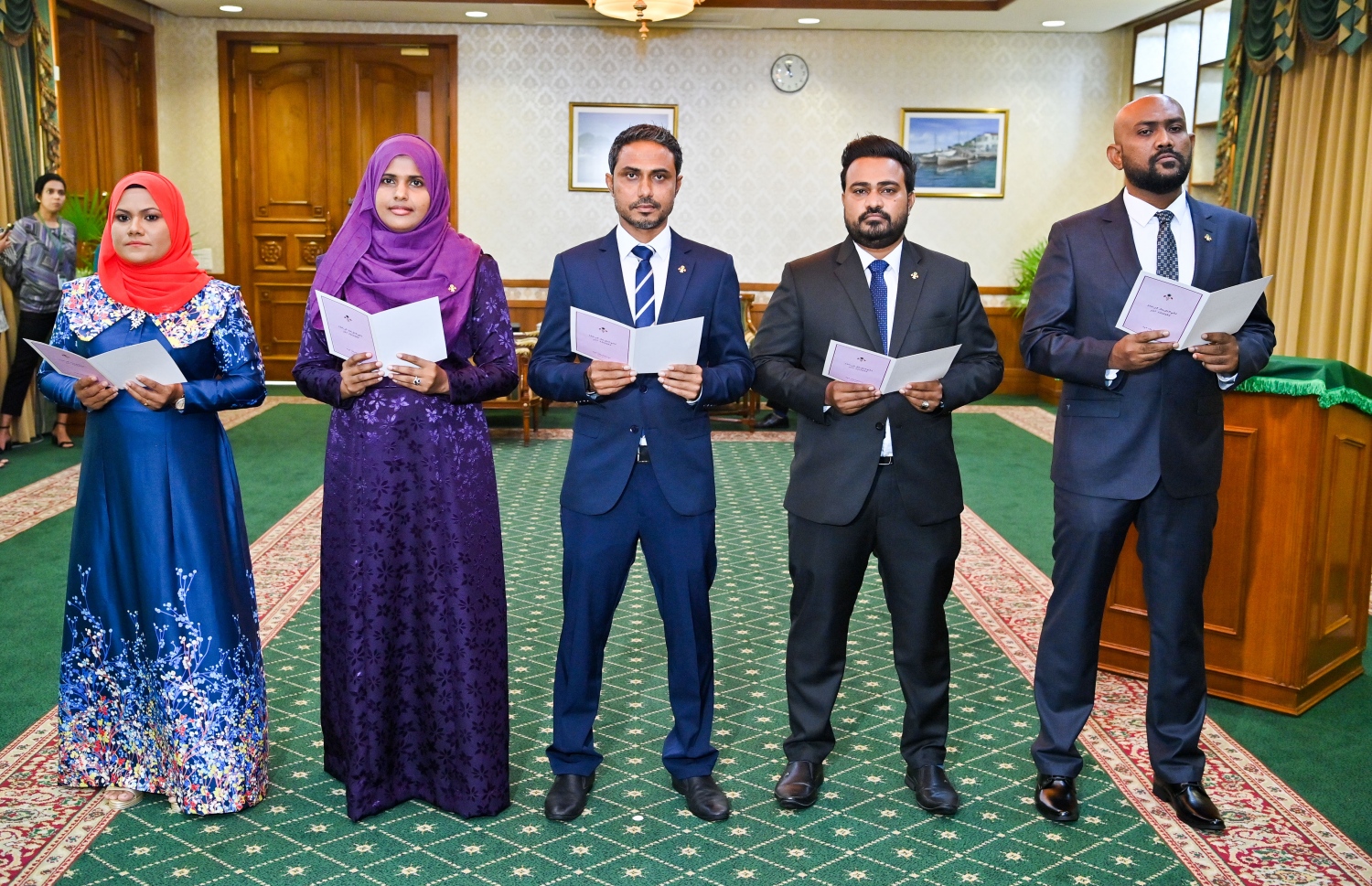 އެންޓި ކޮރަޕްޝަން ކޮމިޝަން (އޭސީސީ) އަށް މިއަދު އައްޔަންކުރެއްވި މެމްބަރުން ހުވާކުރައްވަނީ.-- ފޮޓޯ: ރައީސް އޮފީސް