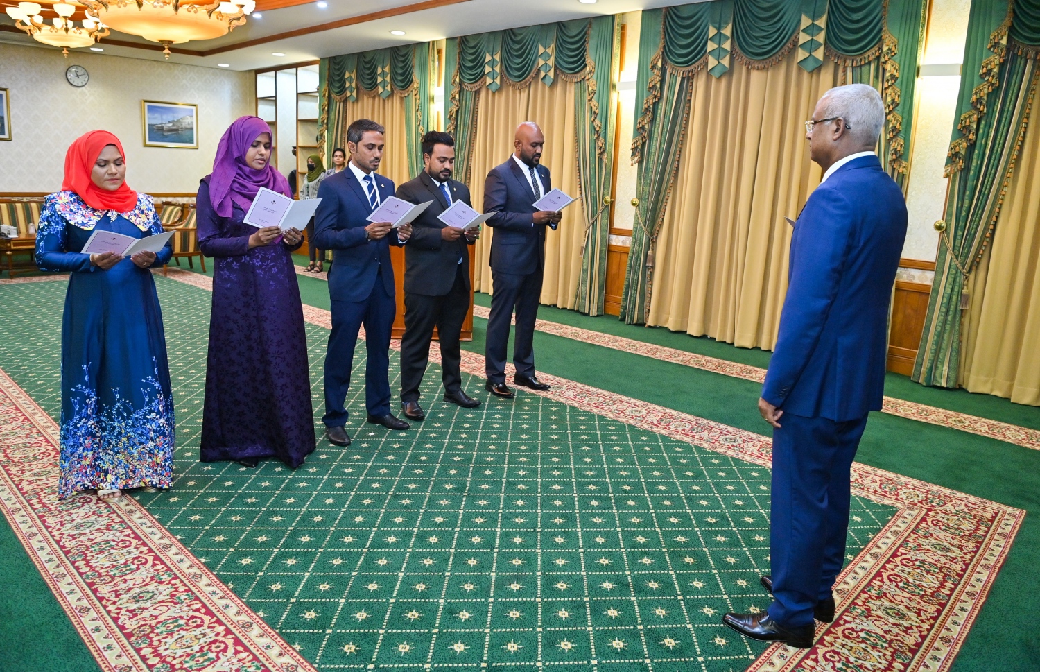 އޭސީސީއަށް އާ ރައީސް މެމްބަރުން އައްޔަންކުރެއްވުމުން، އެ މެމްބަރުން މަގާމުގެ ހުވާކުރައްވަނީ.-- ފޮޓޯ: ރައީސް އޮފީސް