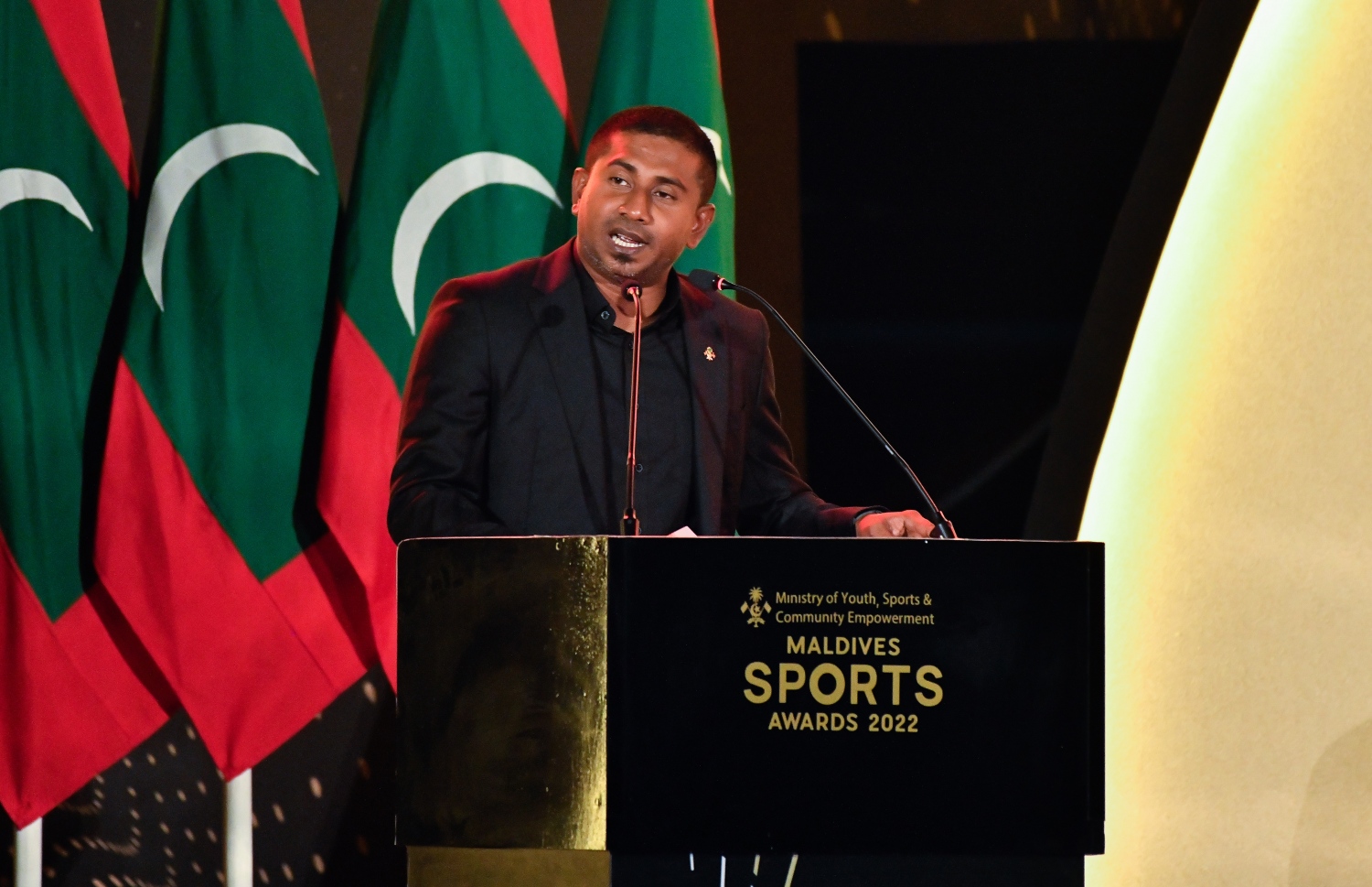 ސްޕޯޓްސް އެވޯޑު ހަފްލާގައި ޔޫތު އެންޑް ސްޕޯޓްސް މިނިސްޓަރު އަހުމަދު މަހްލޫފް ވާހަކަފުޅު ދައްކަވަނީ -- ފޮޓޯ: ފަޔާޒު މޫސާ / މިހާރު