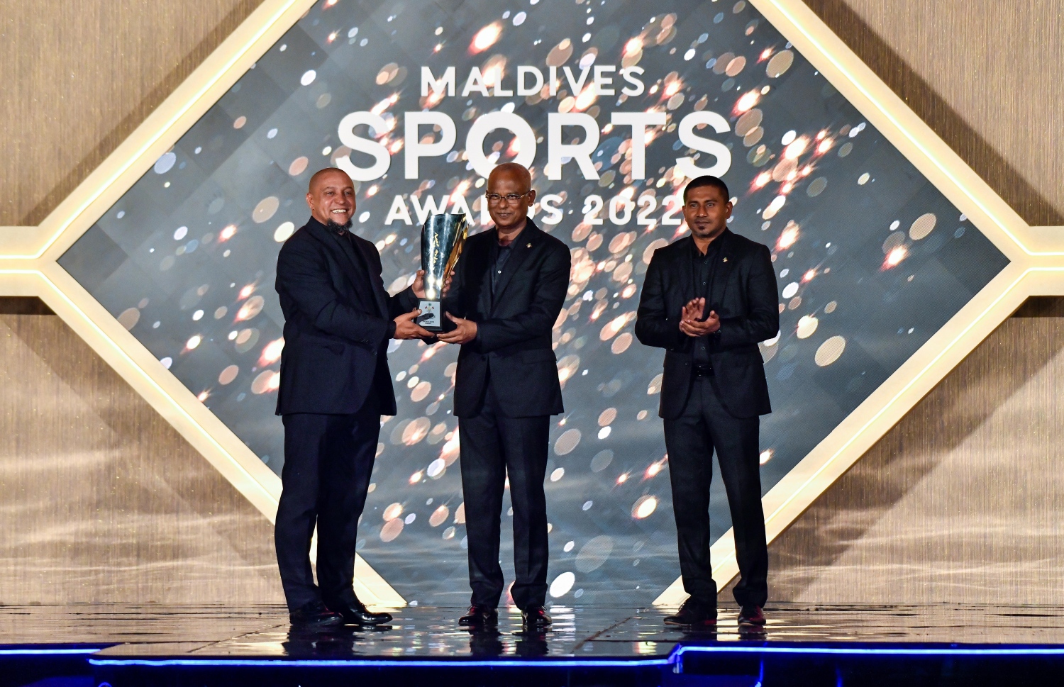 ސްޕޯޓްސް އެވޯޑުގައި ބްރެޒިލްގެ މަސްހޫރު ފުޓްބޯޅަ ތަރި ރޮބާޓޯ ކާލޯސްއަށް ރައީސް އިބްރާހިމް މުހައްމަދު ސޯލިހް އެވޯޑު ހަވާލުކޮށްދެއްވަނީ -- ފޮޓޯ: ފަޔާޒު މޫސާ / މިހާރު