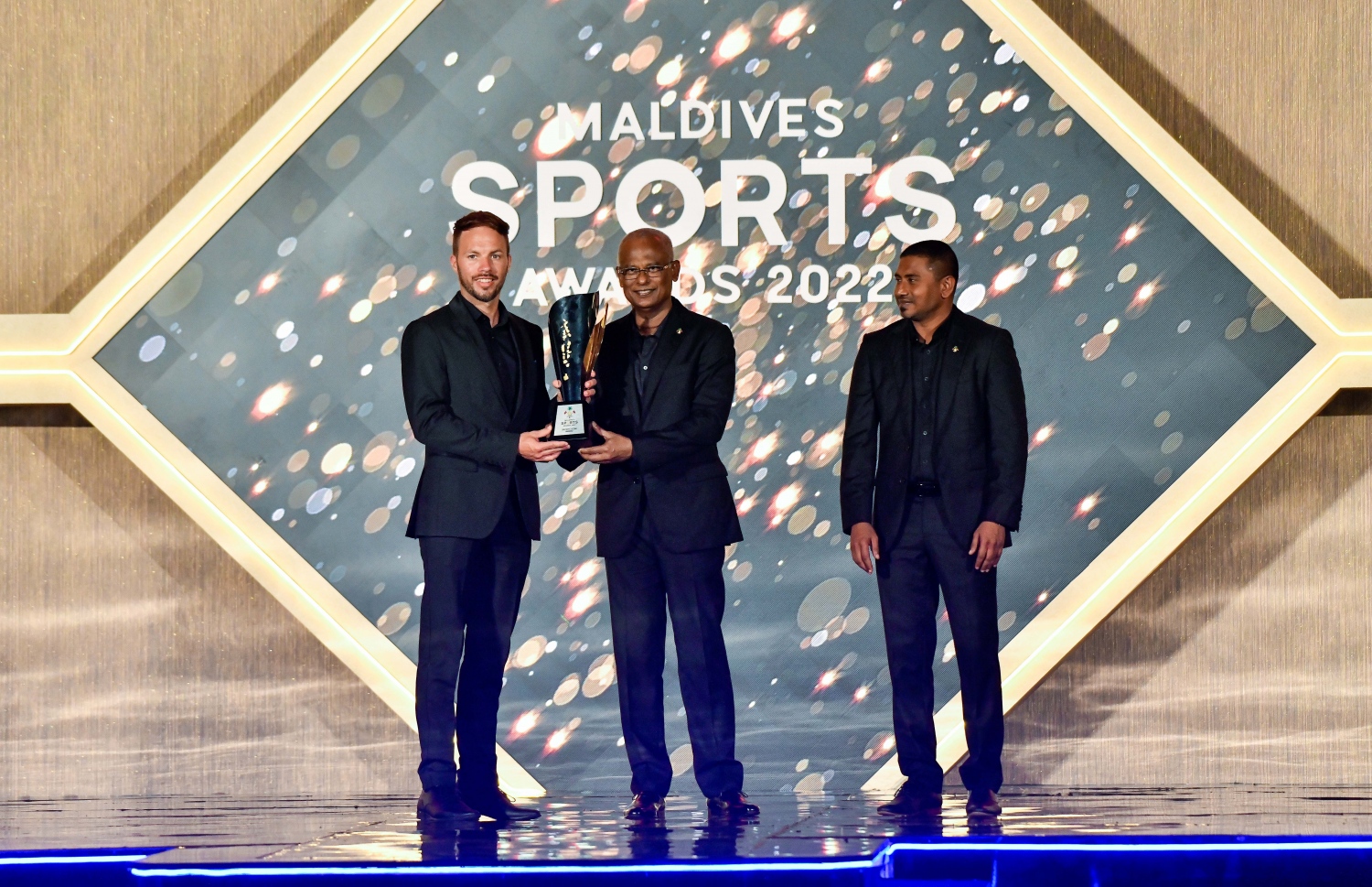 ސްޕޯޓްސް އެވޯޑުގައި ޕޫލް ބިލިއާޑްގެ ދުނިޔޭގެ ޗެމްޕިއަން އޮސްޓްރިއާގެ އަލްބިން އޫޝާންއަށް ރައީސް އިބްރާހިމް މުހައްމަދު ސޯލިހް އެވޯޑު ހަވާލުކޮށްދެއްވަނީ -- ފޮޓޯ: ފަޔާޒު މޫސާ / މިހާރު